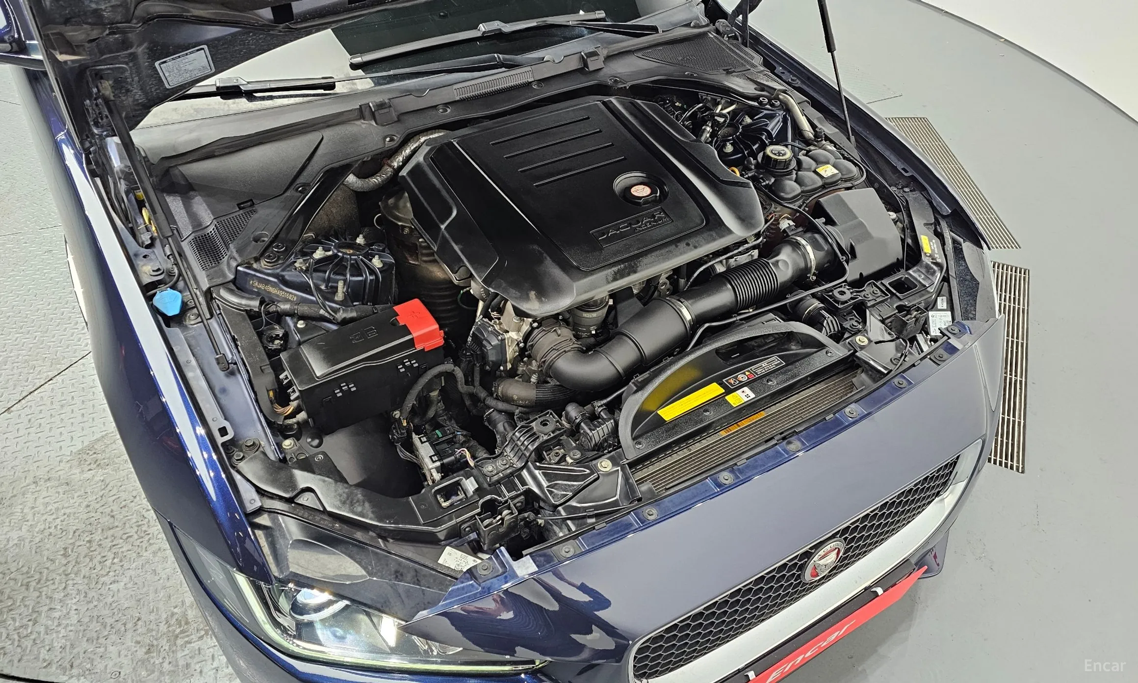 Jaguar XE превью 6