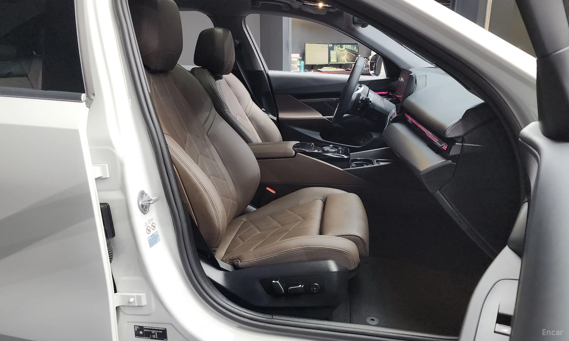 BMW 5 Series (G60) превью 11
