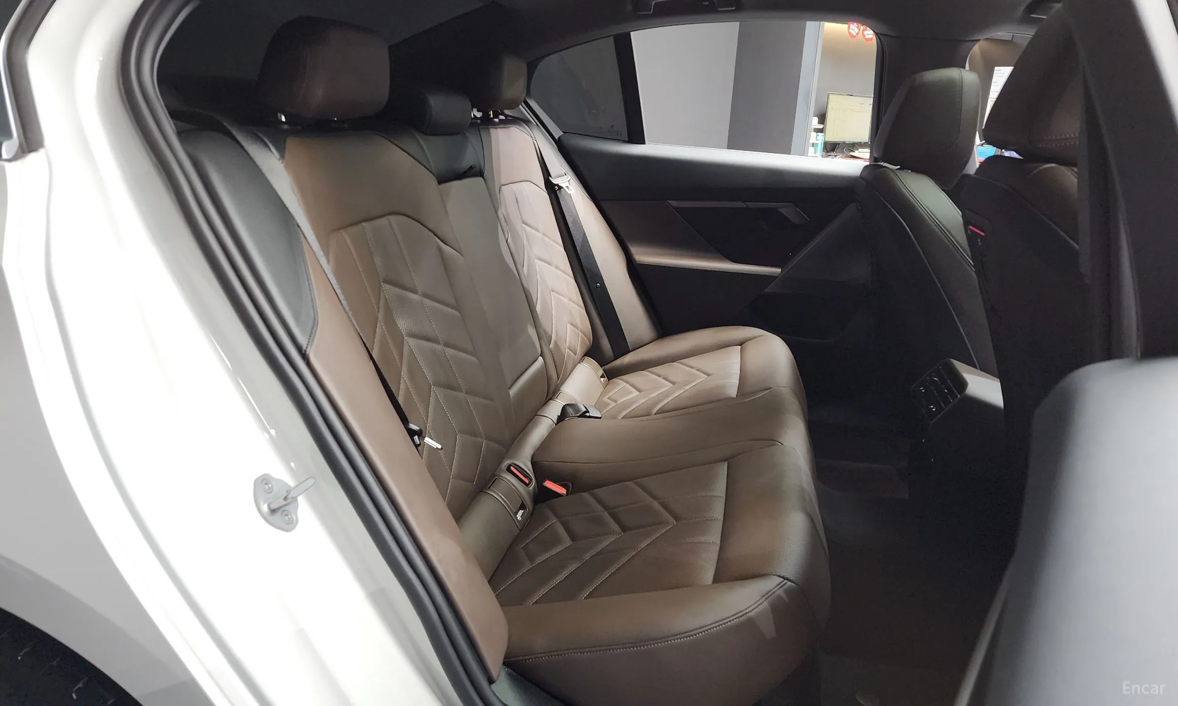 BMW 5 Series (G60) превью 12