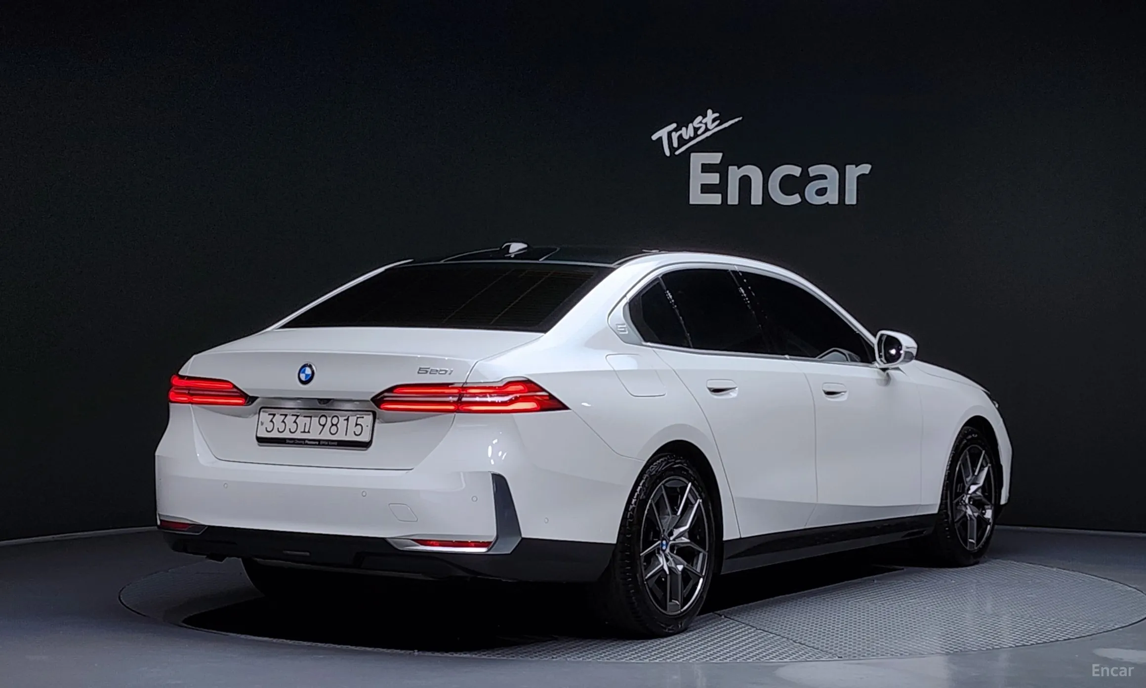 BMW 5 Series (G60) превью 2
