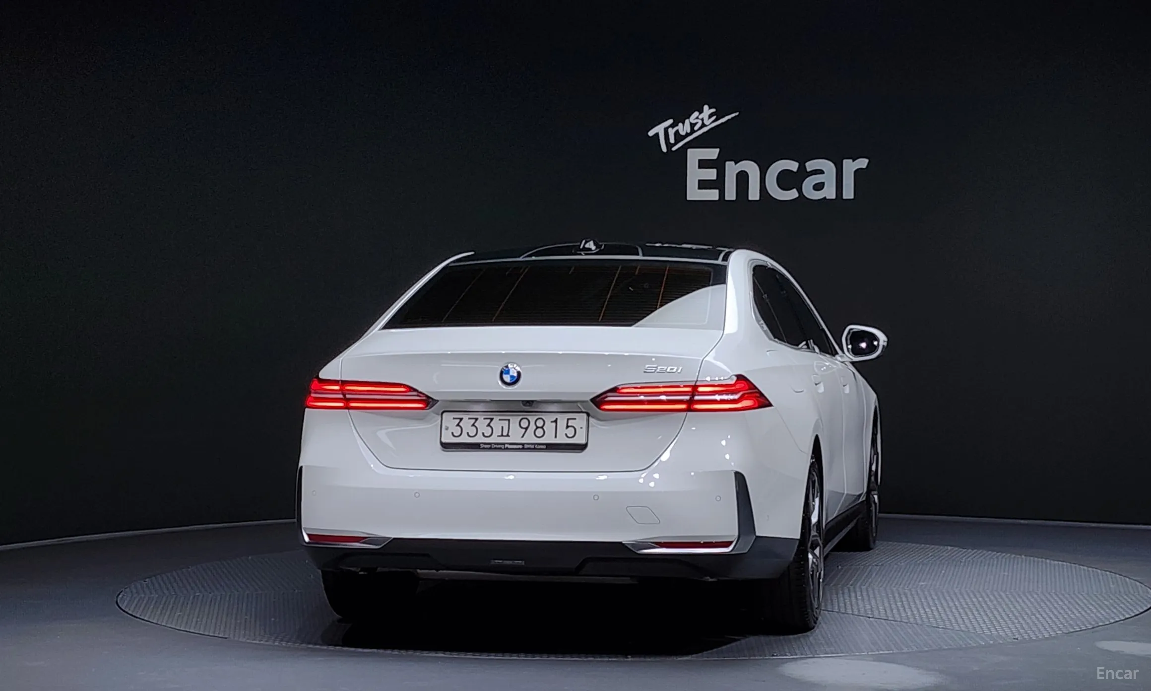 BMW 5 Series (G60) превью 4
