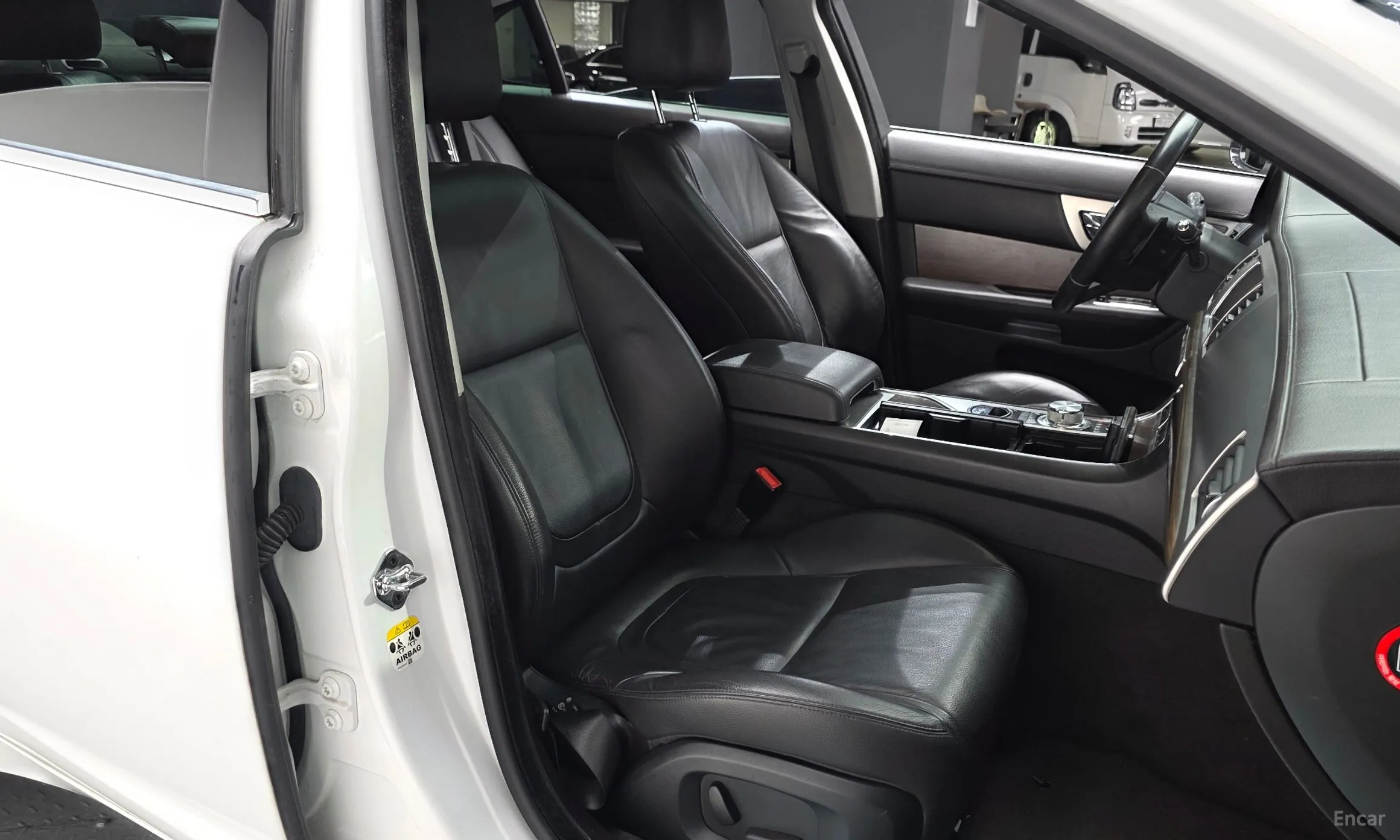 Jaguar New XF превью 10