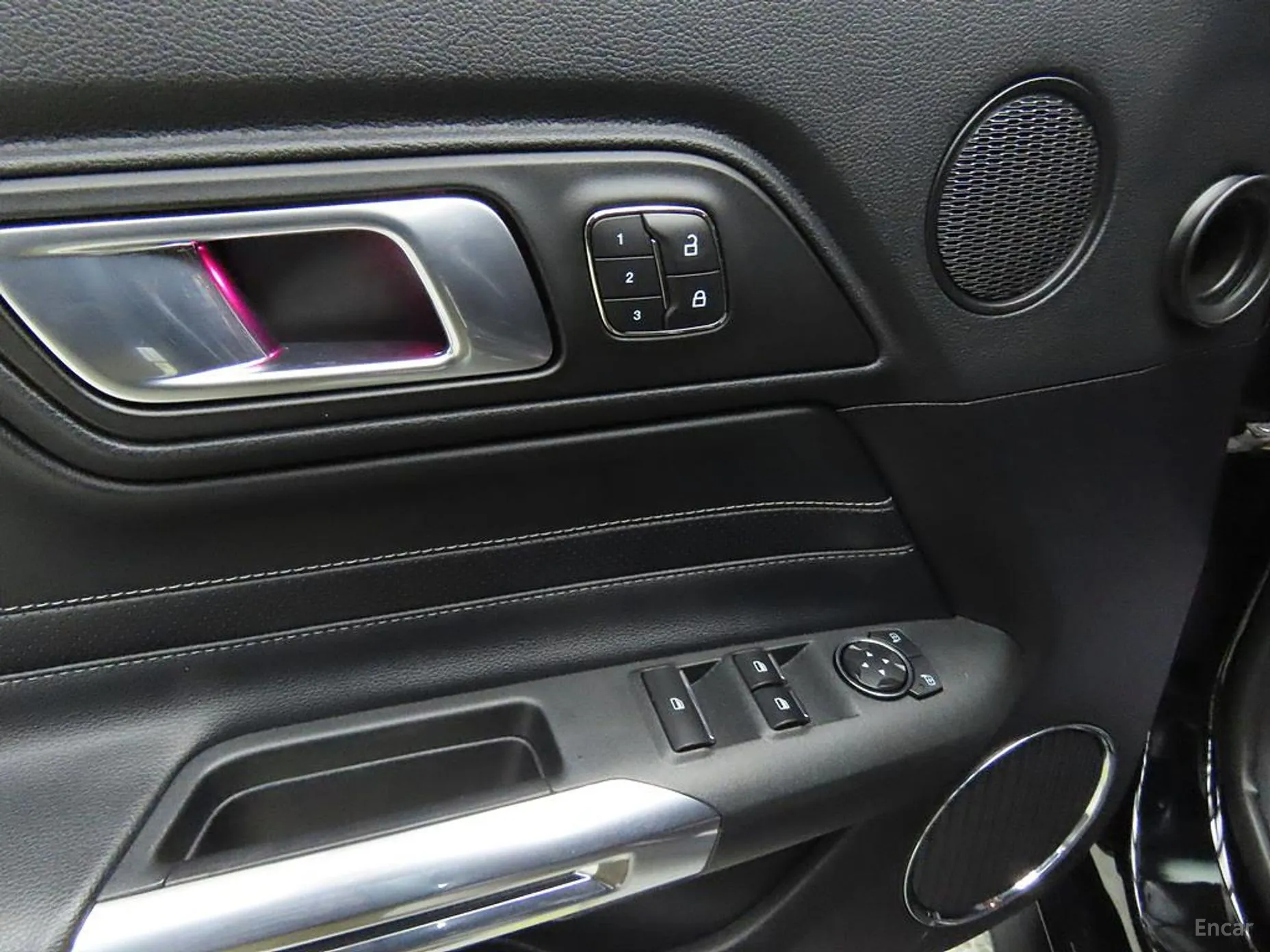 Ford Mustang превью 15