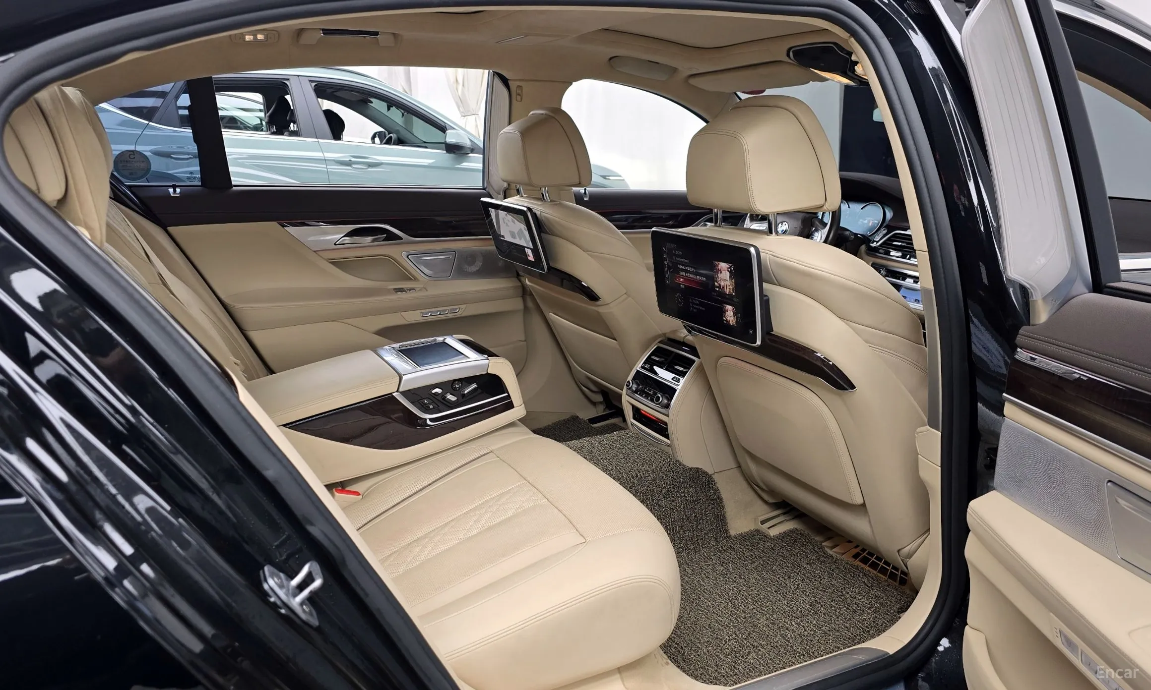 BMW 7 Series (G11) превью 12