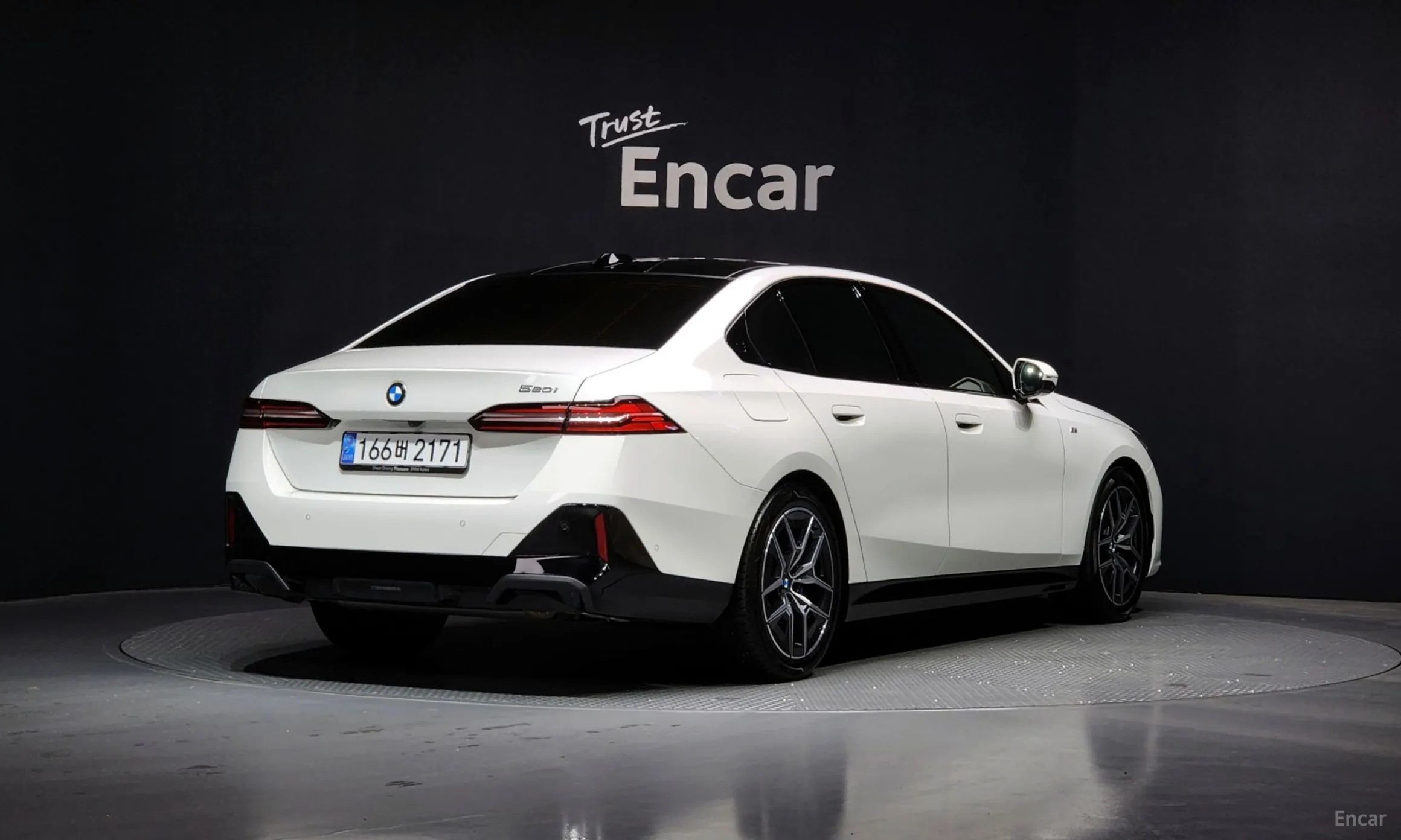 BMW 5 Series (G60) превью 2