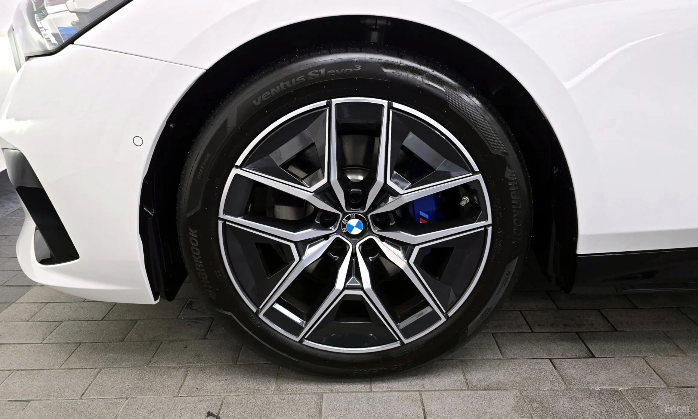 BMW 5 Series (G60) превью 19