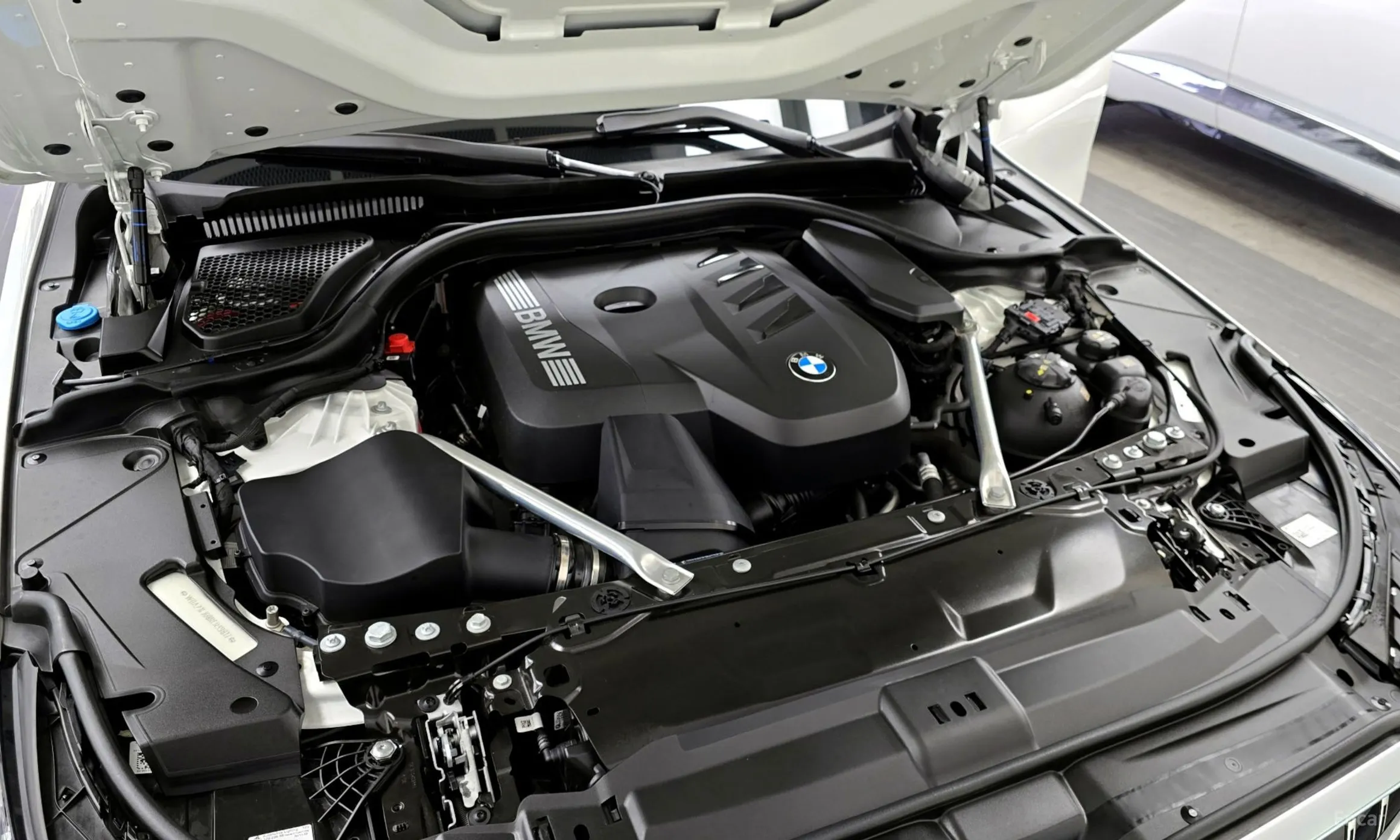 BMW 5 Series (G60) превью 20