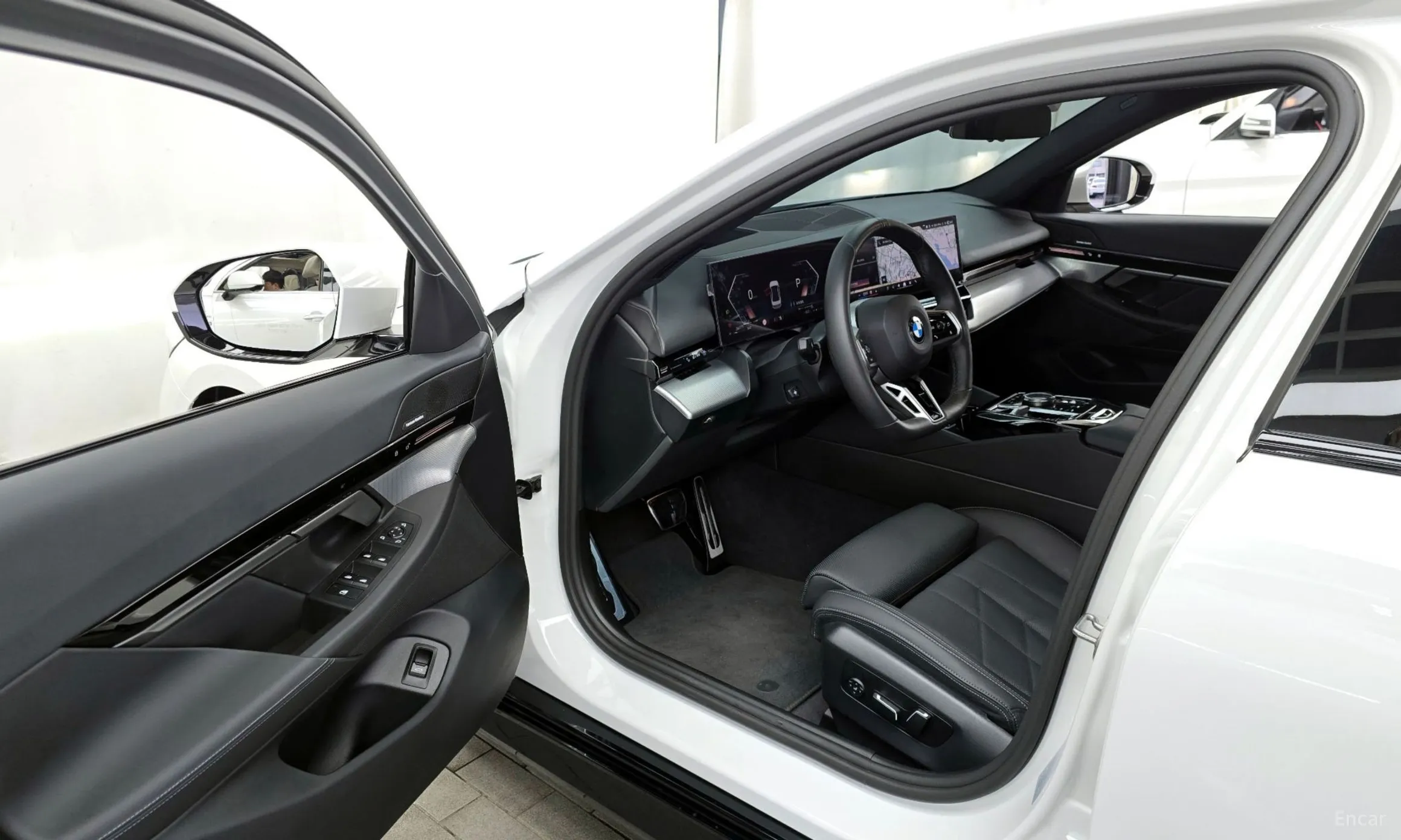 BMW 5 Series (G60) превью 8