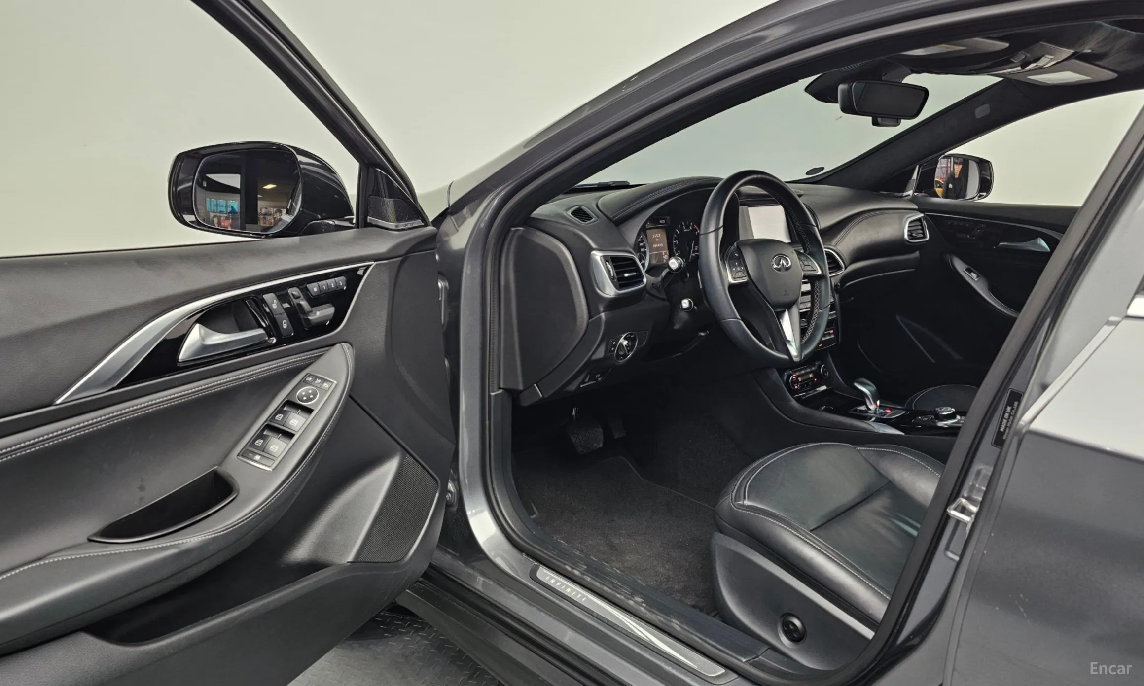 Infiniti QX30 превью 10