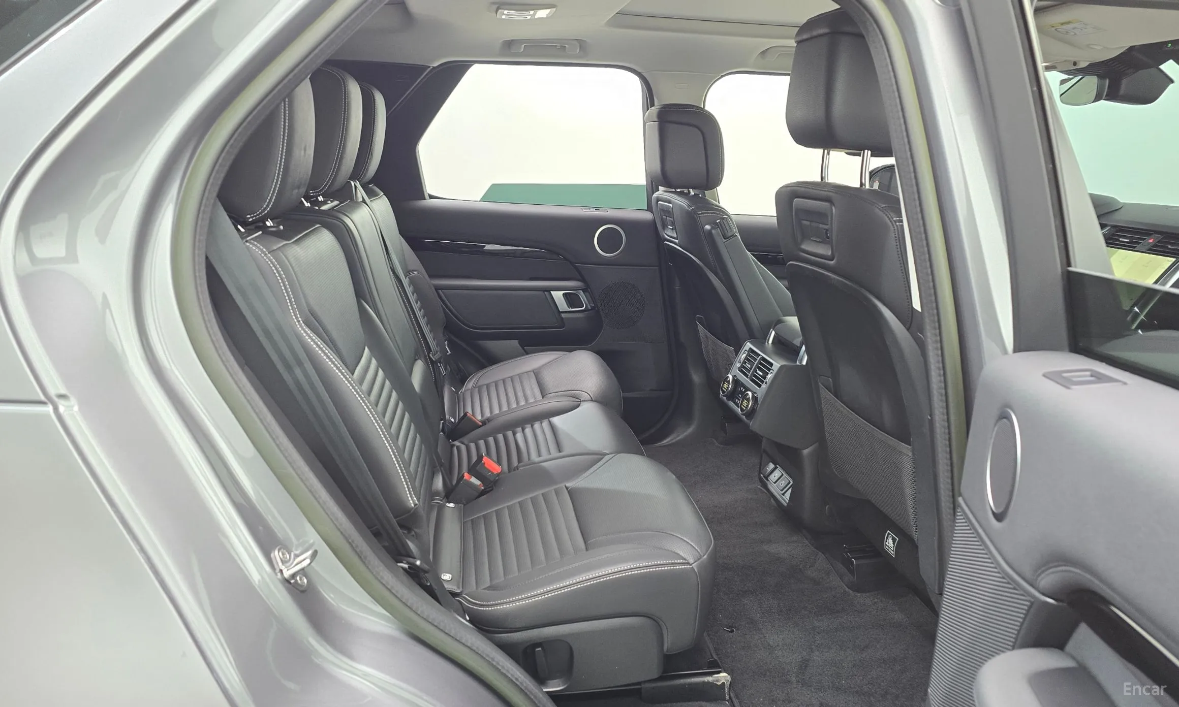 Land Rover Discovery 5 превью 12