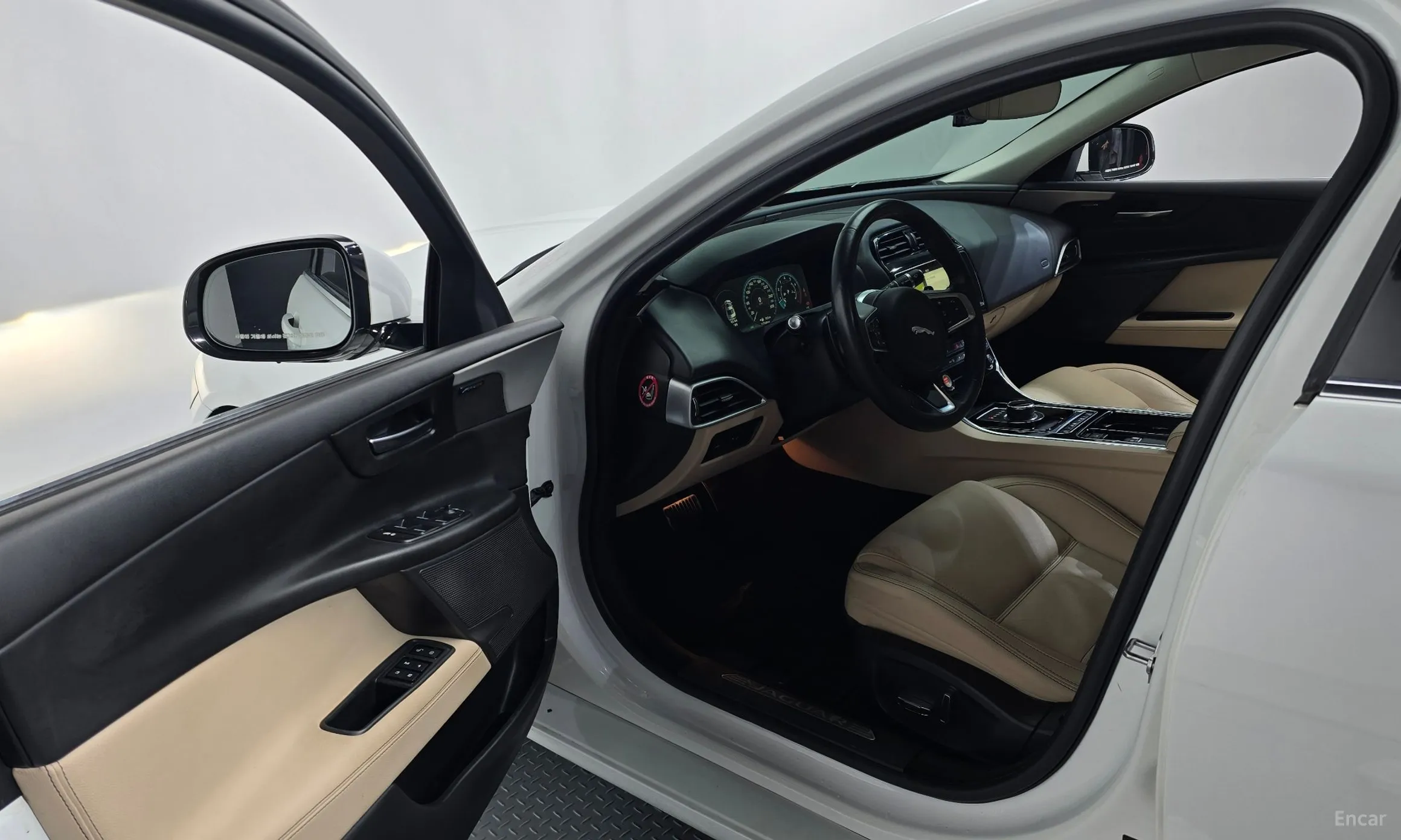 Jaguar XE превью 10