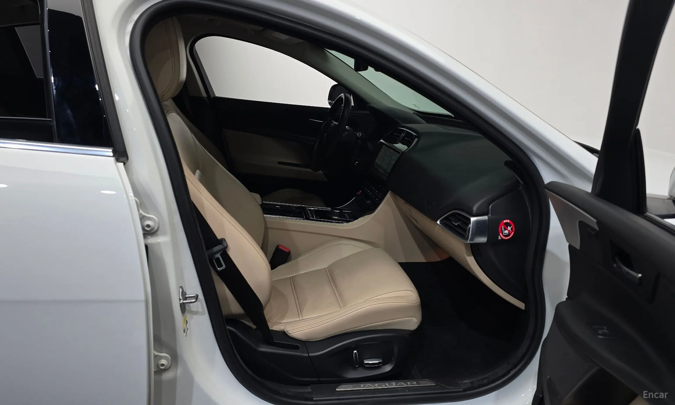 Jaguar XE превью 11