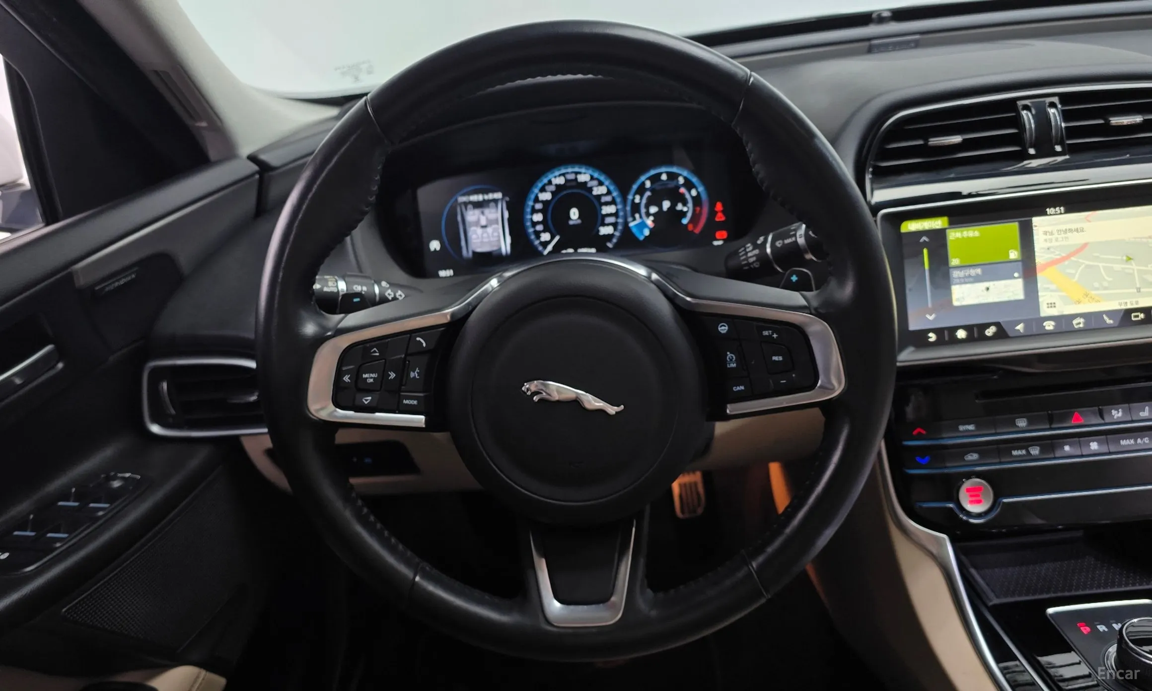 Jaguar XE превью 13