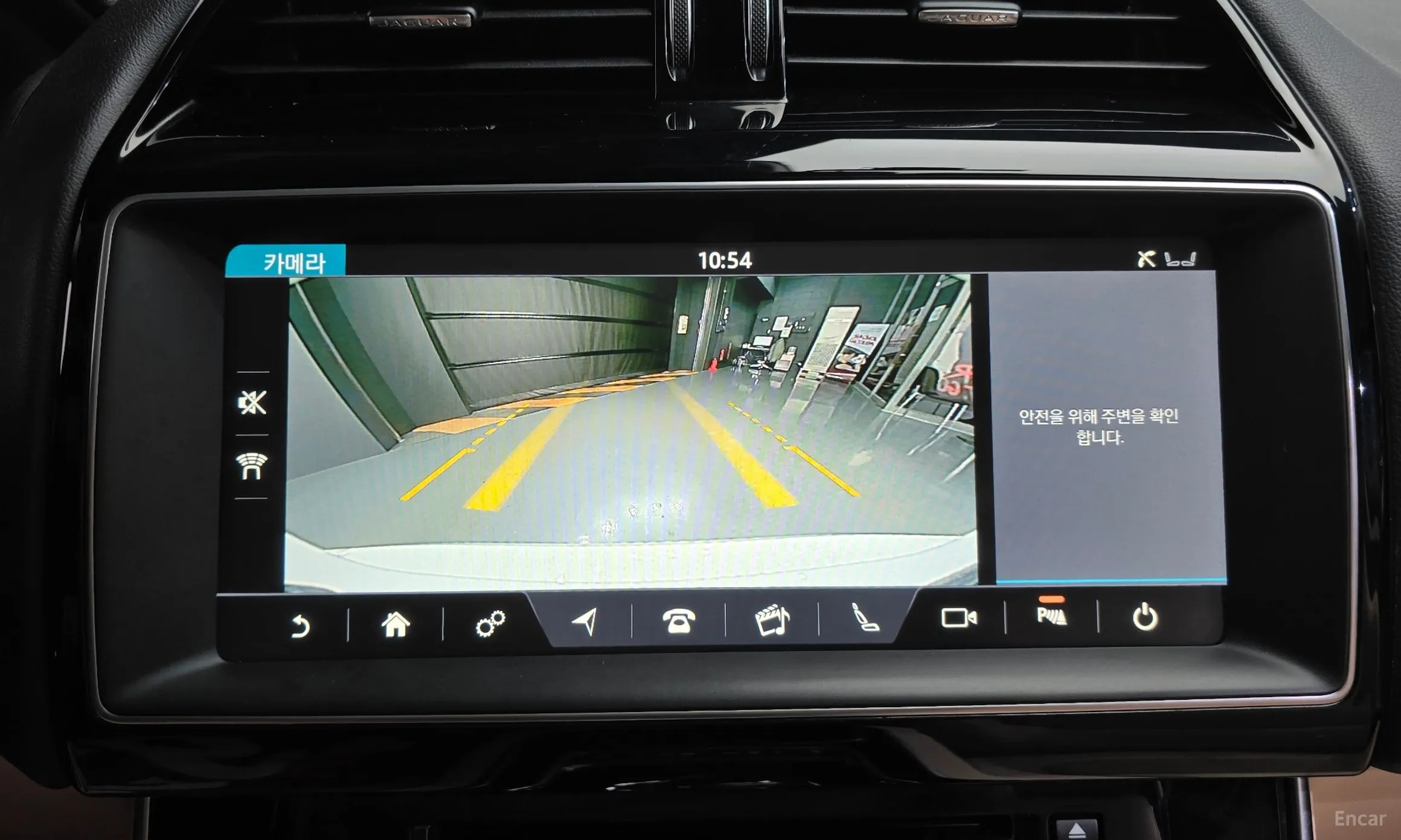 Jaguar XE превью 15