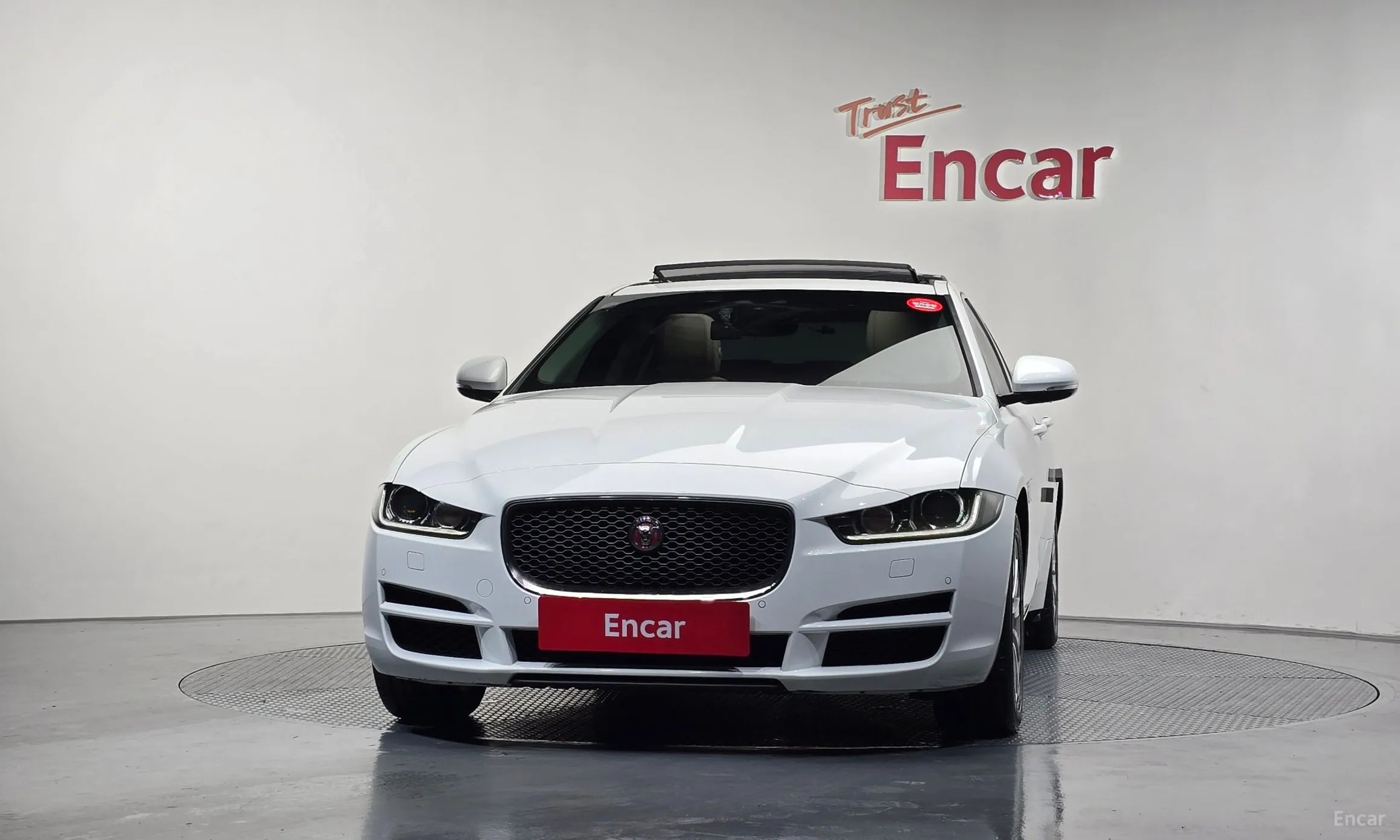 Jaguar XE превью 3