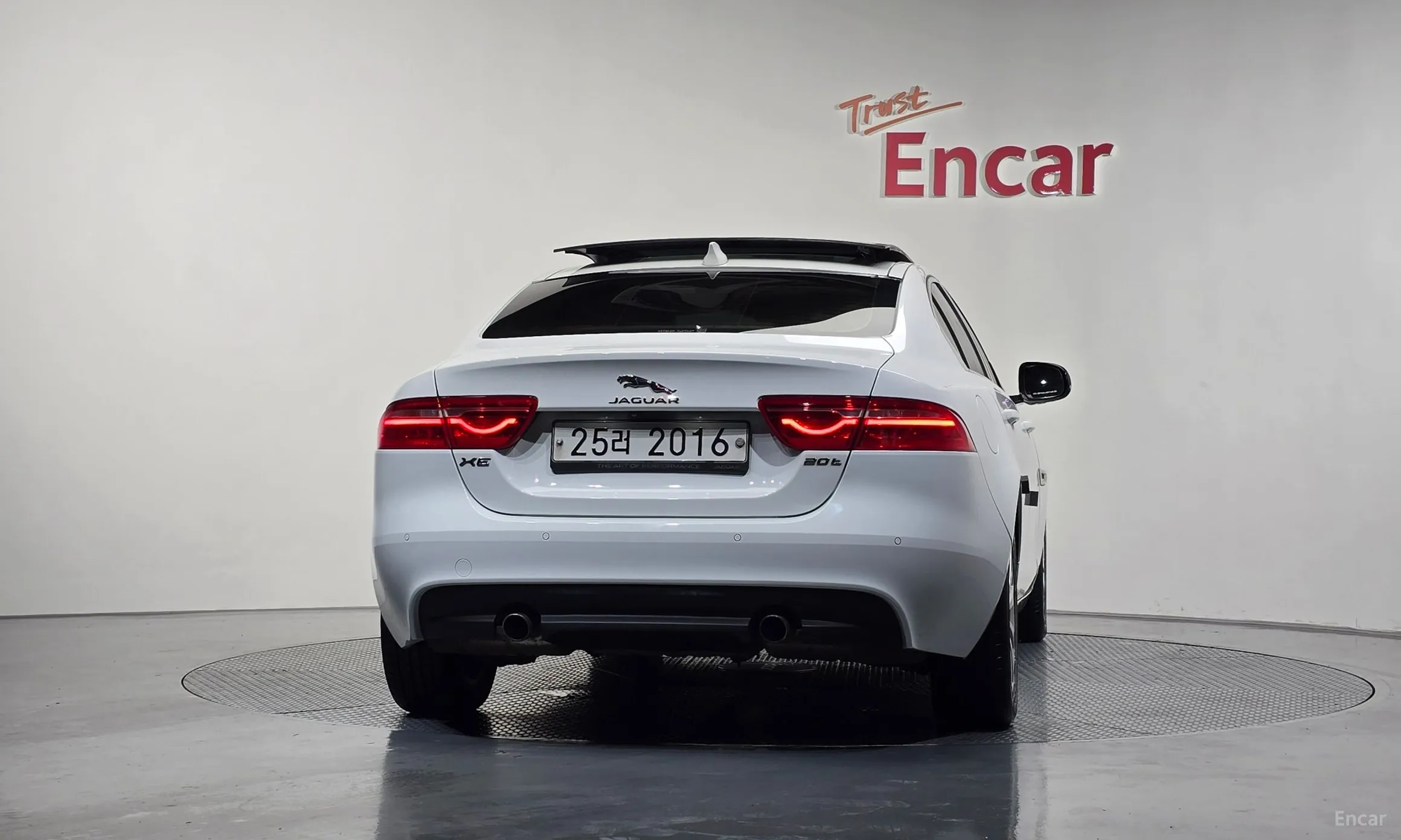 Jaguar XE превью 4