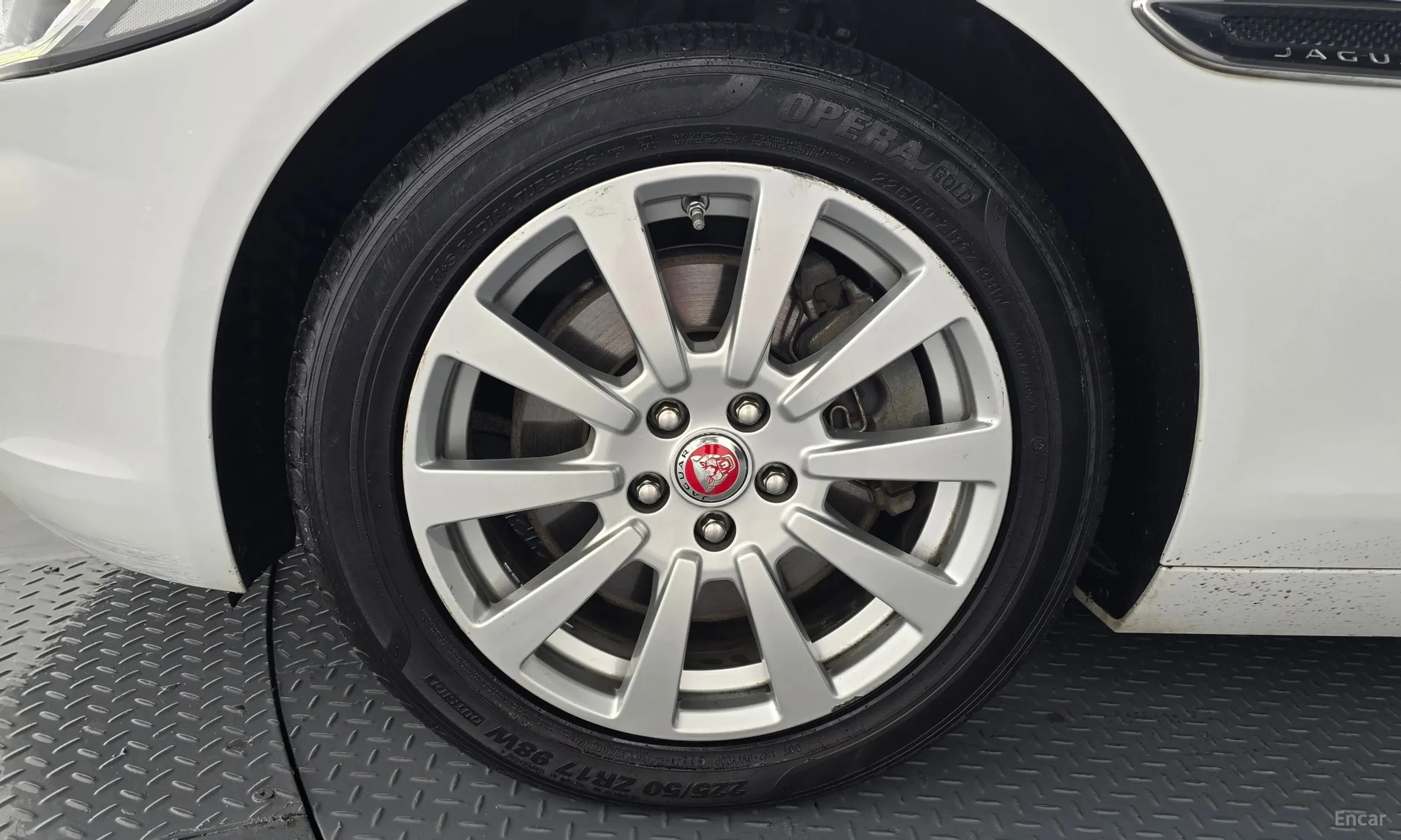 Jaguar XE превью 5