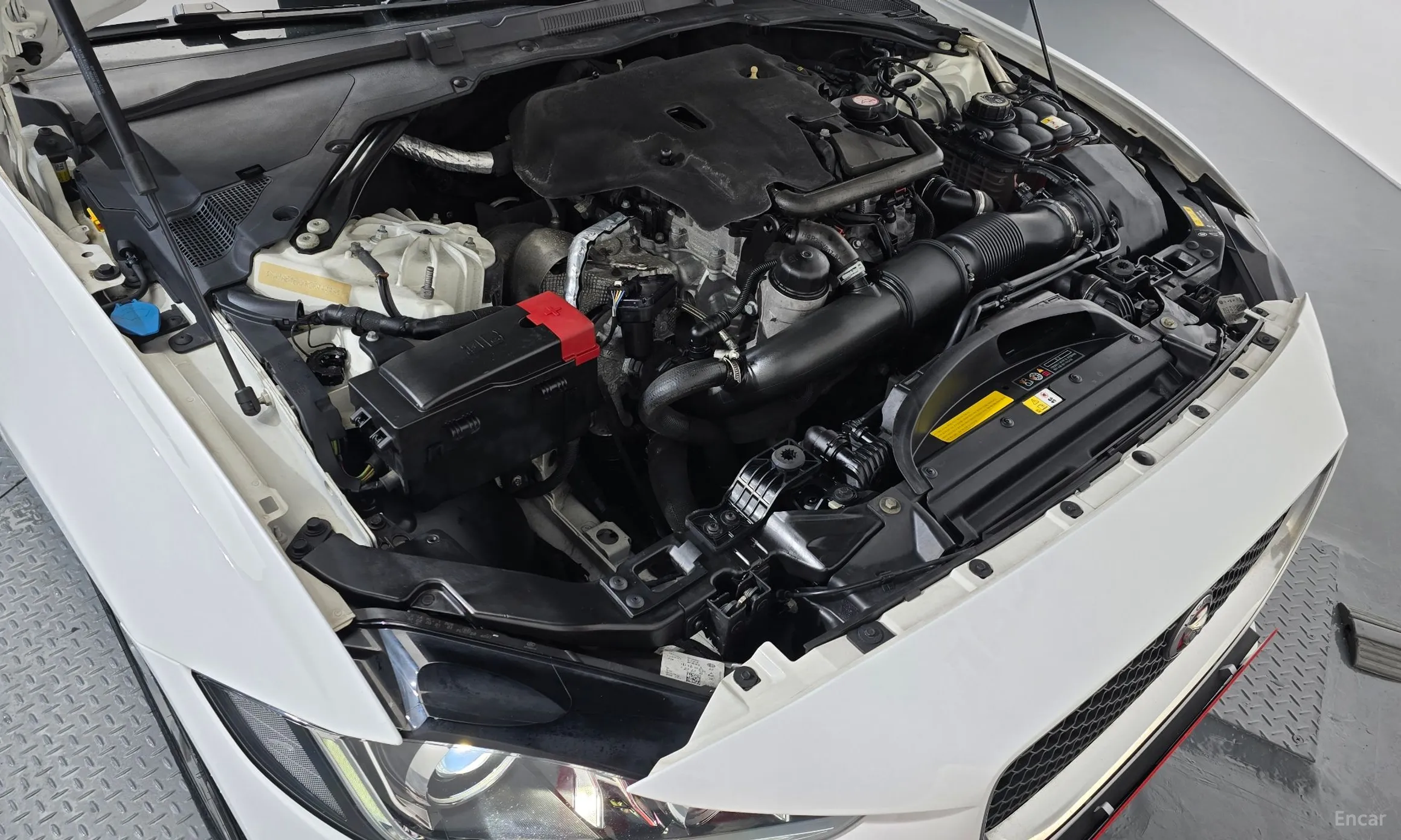Jaguar XE превью 6