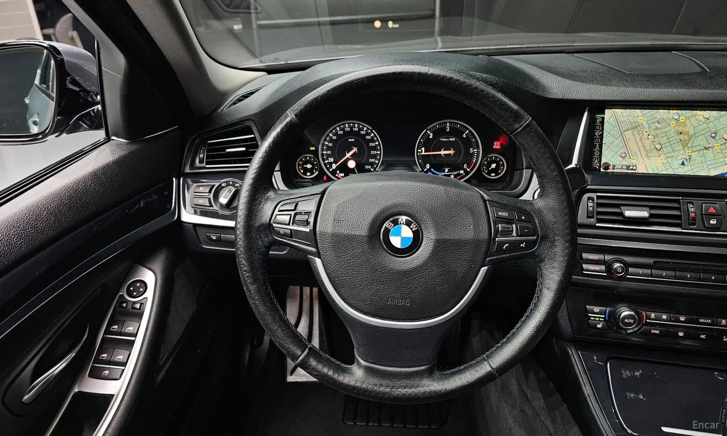 BMW 5 Series (F10) превью 13