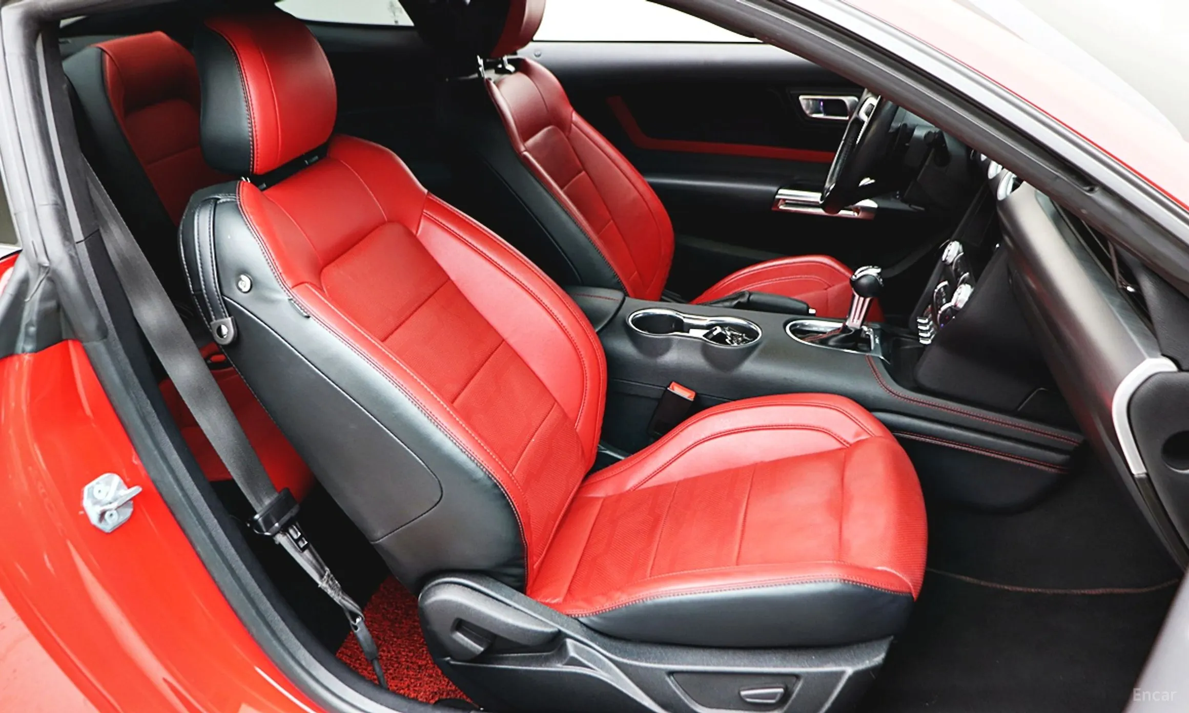 Ford Mustang превью 13