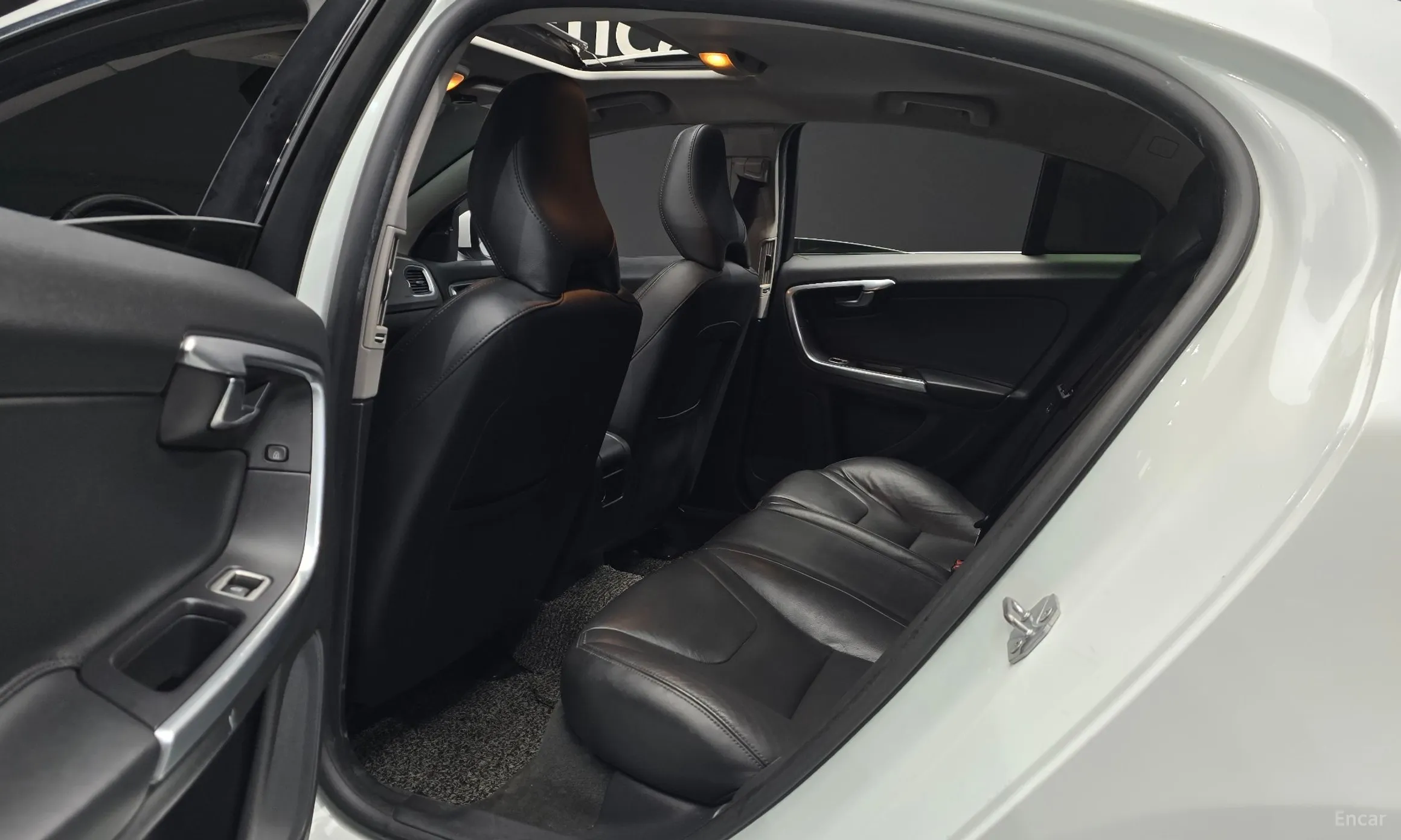 Volvo S60 превью 12