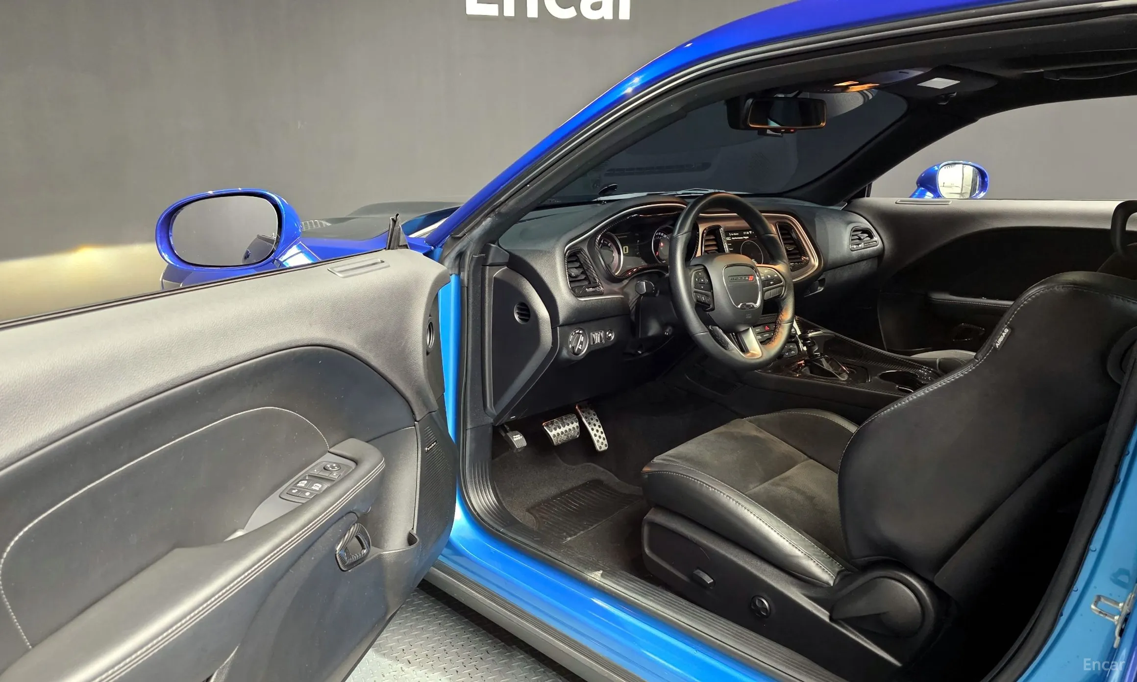 Dodge Challenger превью 10