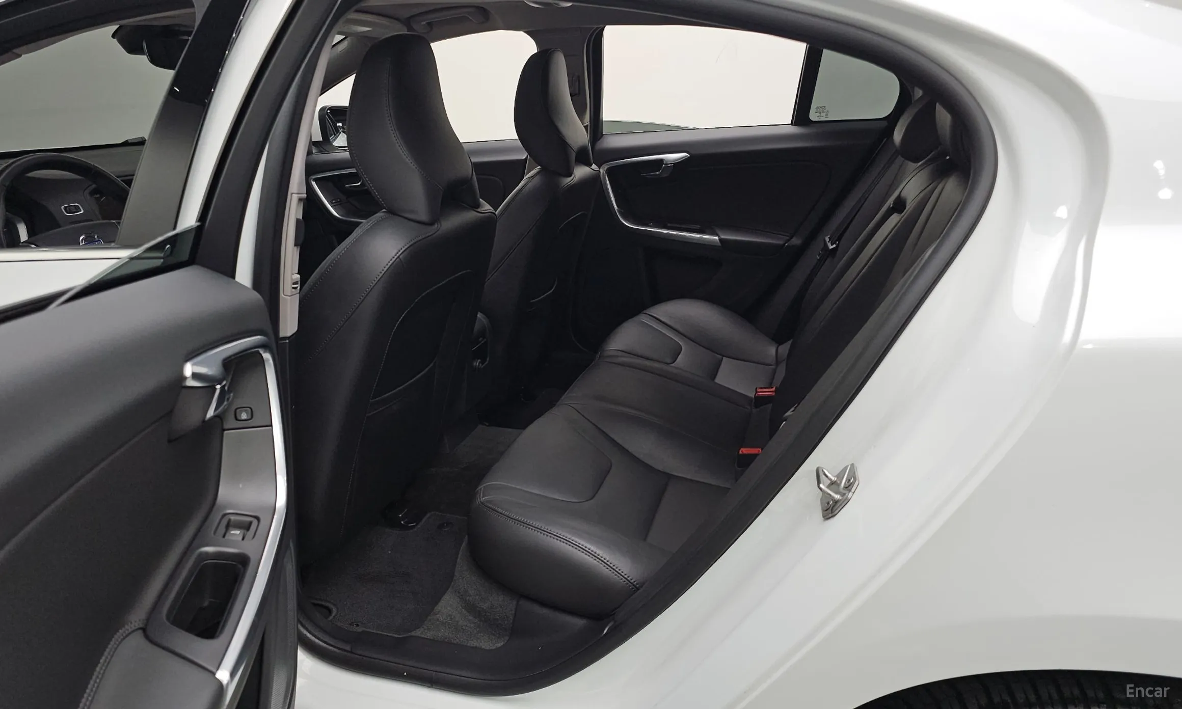 Volvo S60 превью 12