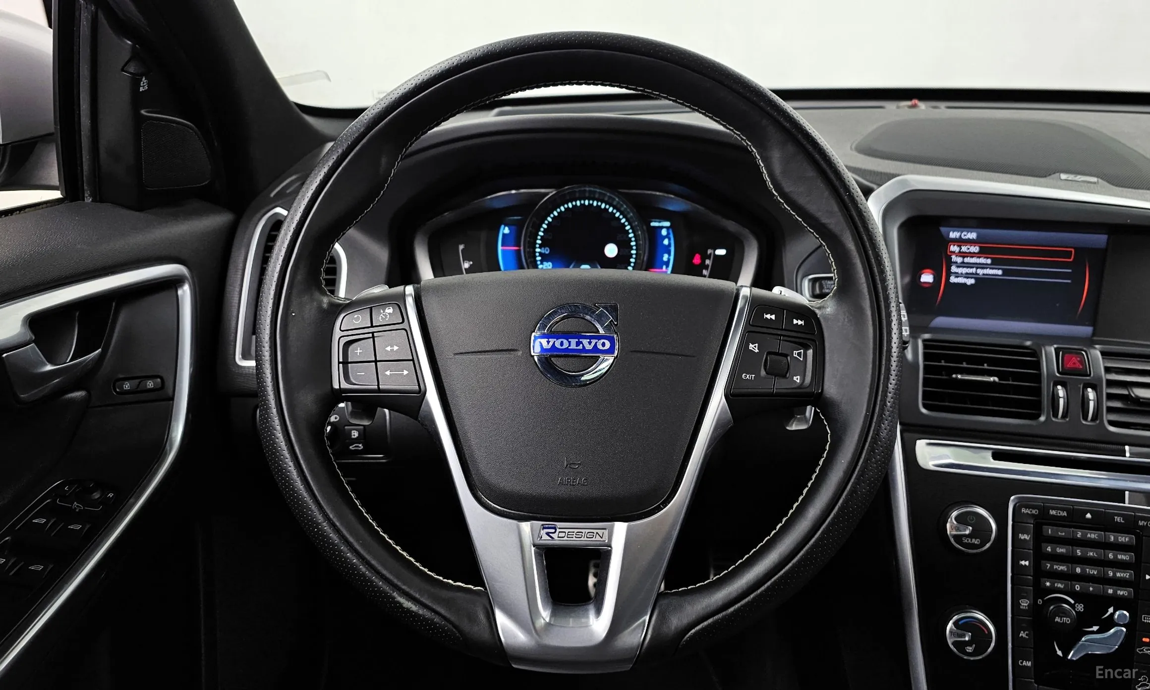 Volvo XC60 превью 13