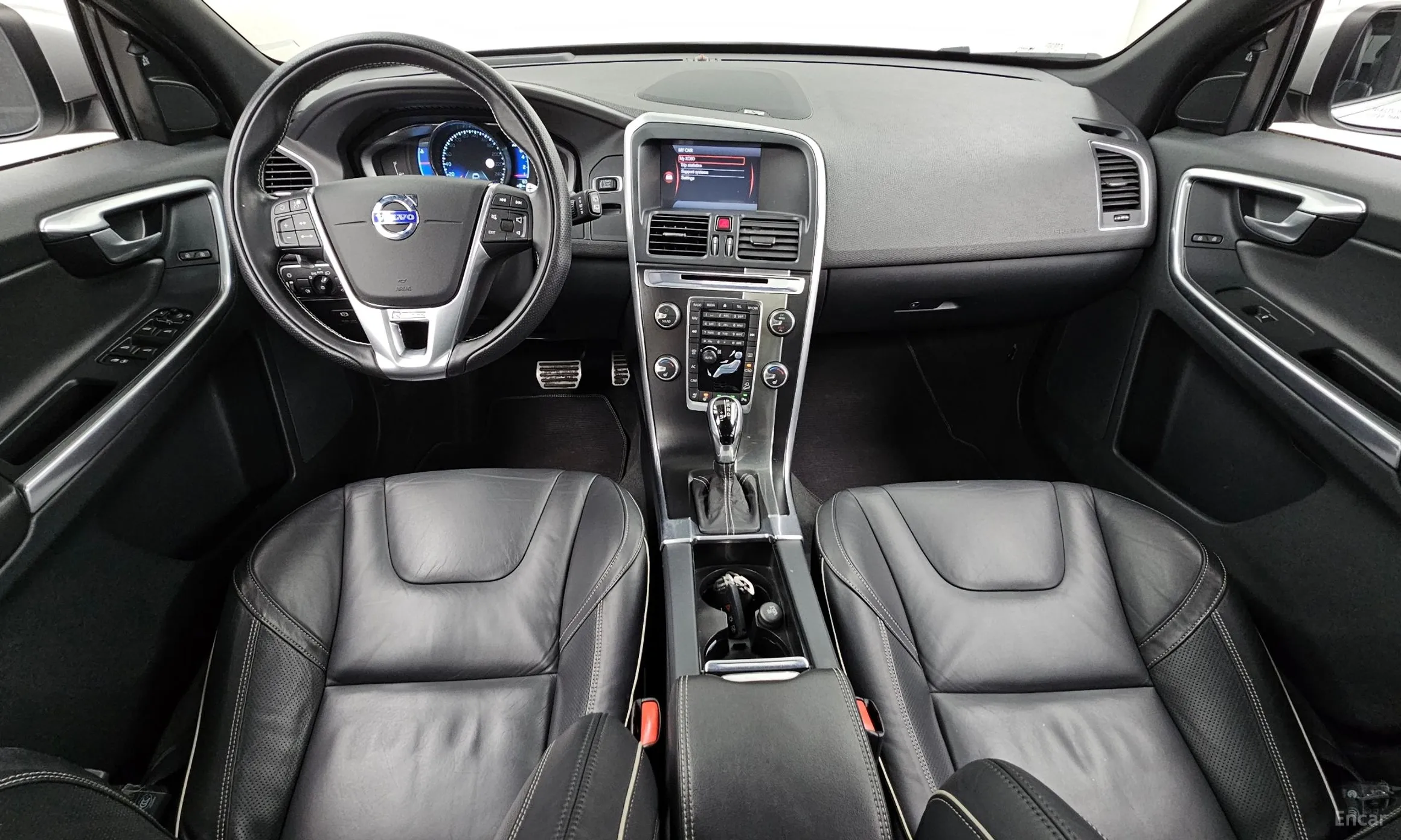 Volvo XC60 превью 7