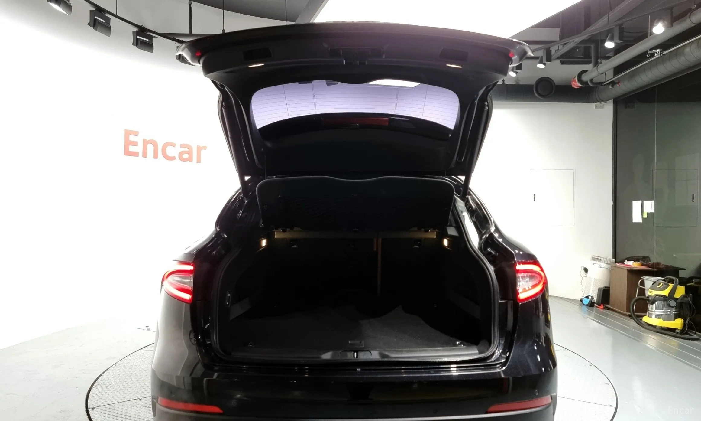 Maserati Levante превью 20