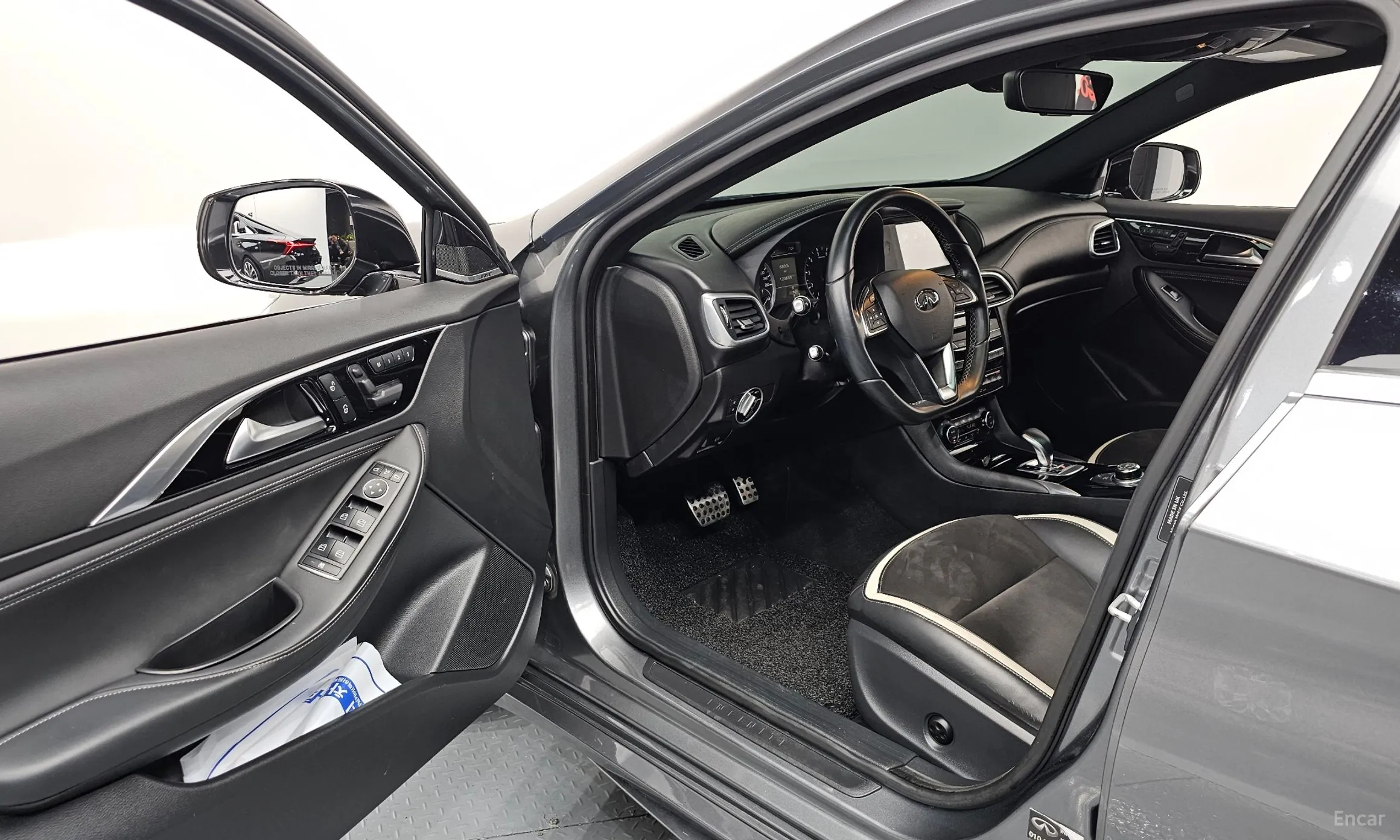 Infiniti Q30 превью 10