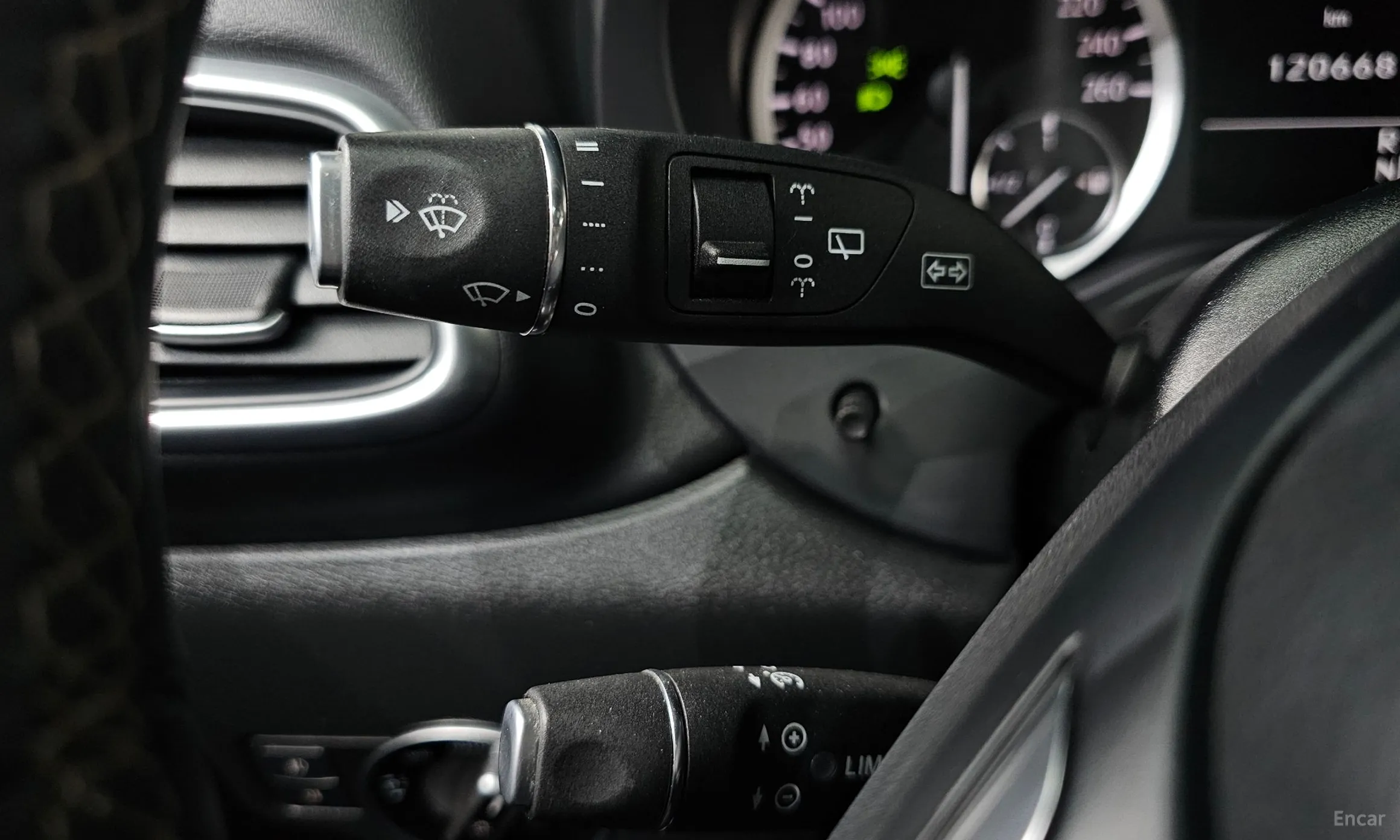 Infiniti Q30 превью 18