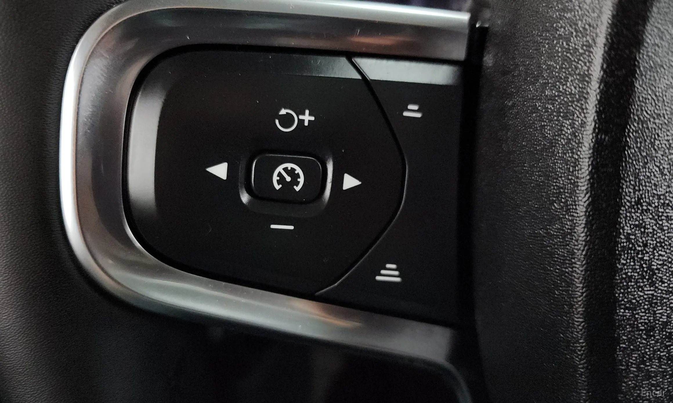 Volvo XC40 превью 17