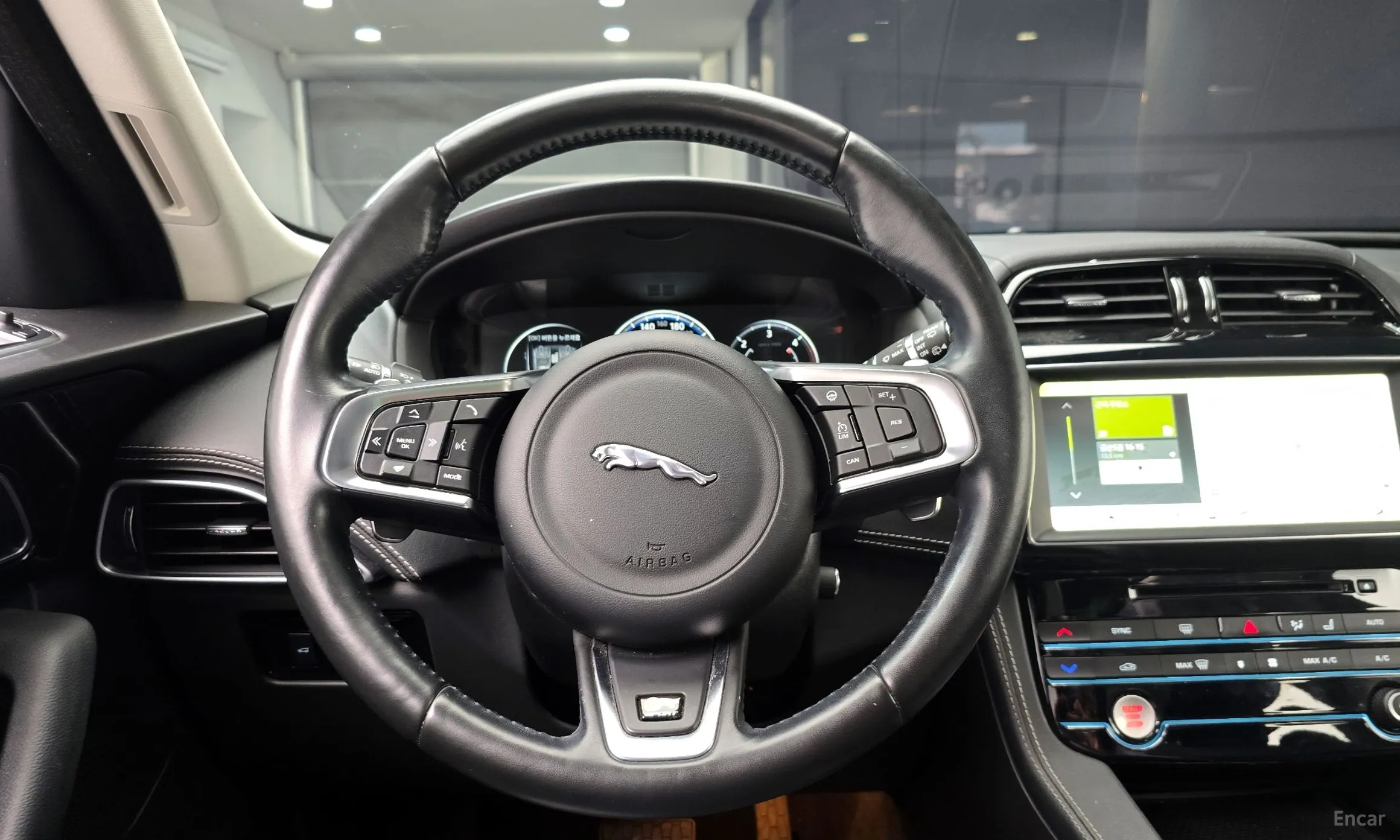 Jaguar F-PACE превью 14