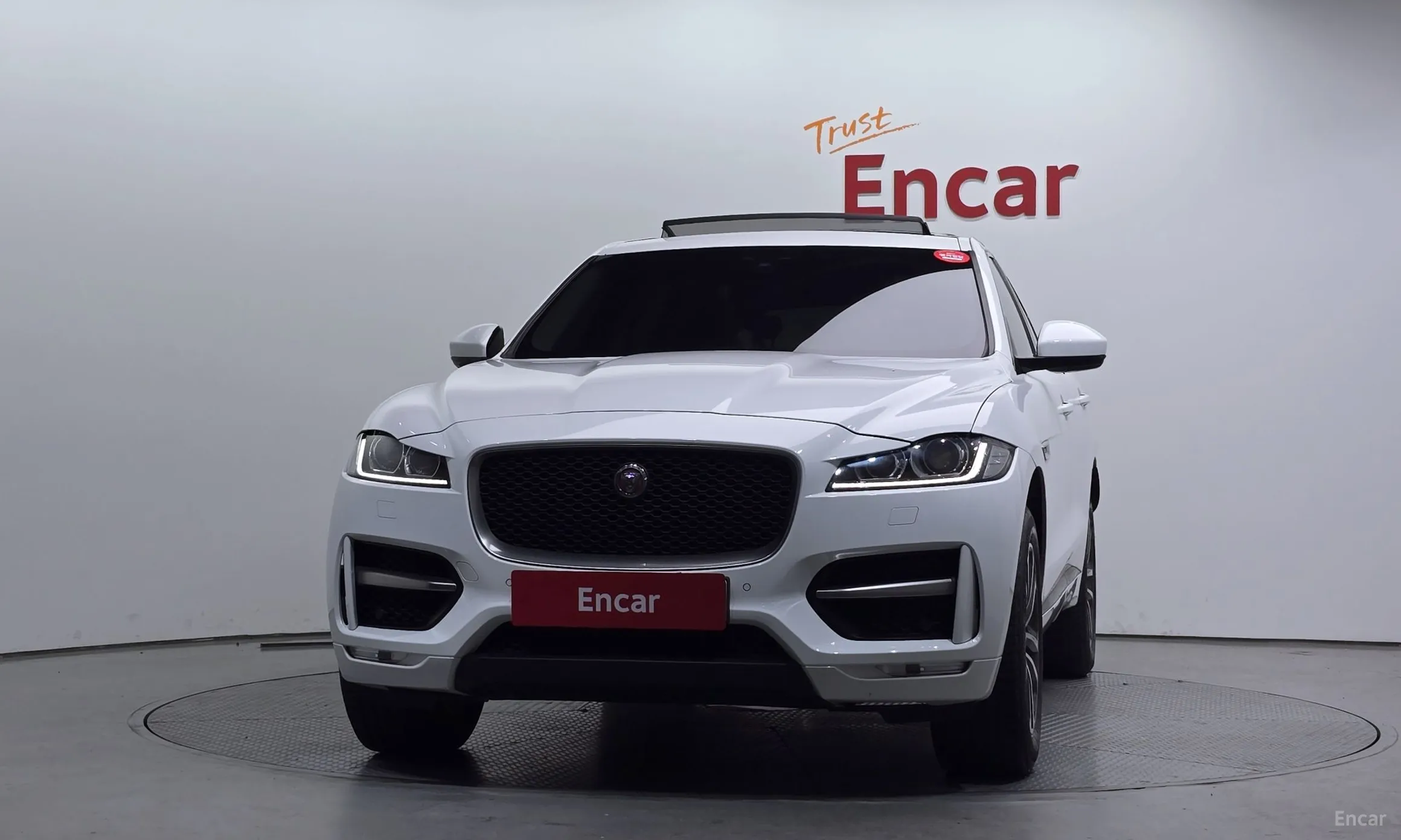 Jaguar F-PACE превью 3