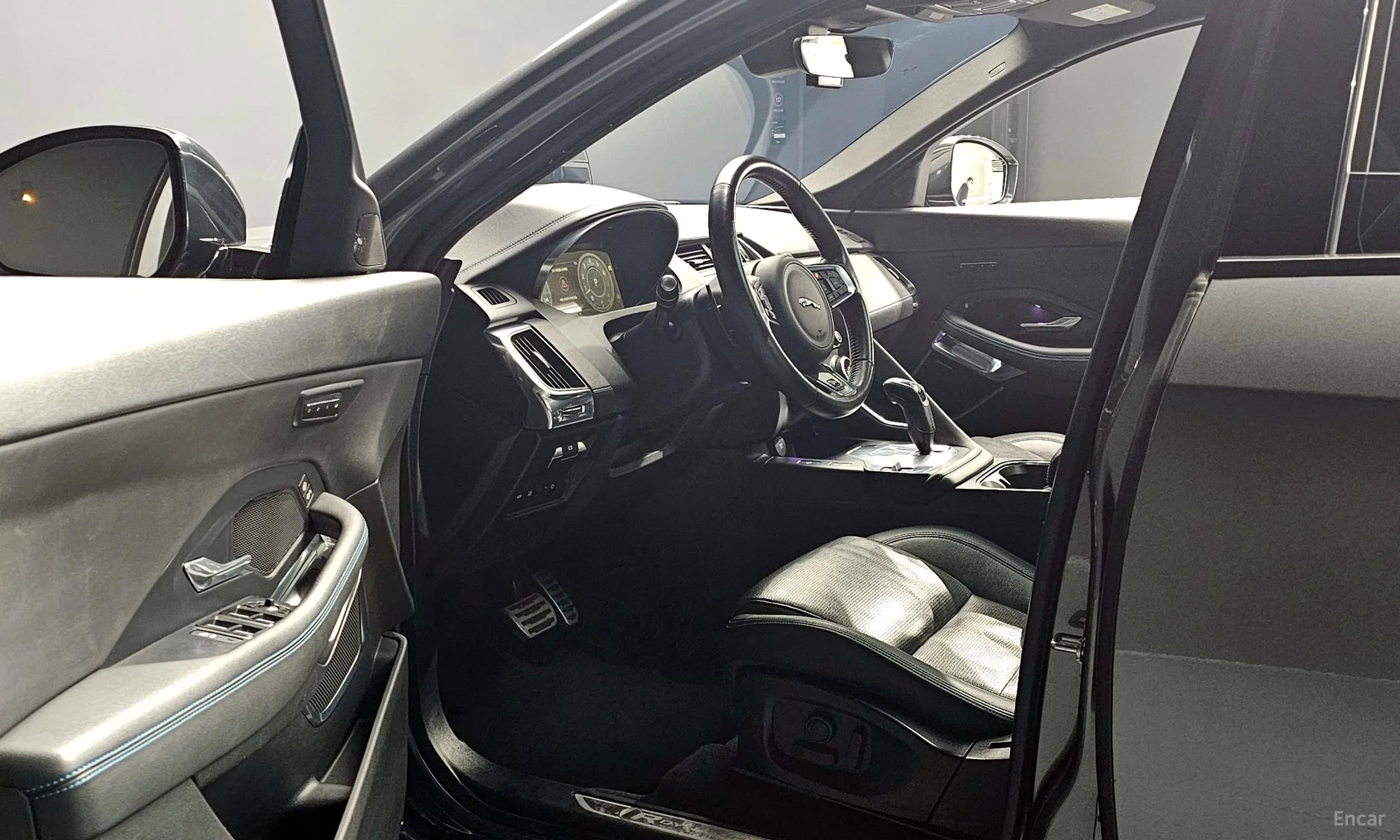 Jaguar E-PACE превью 12