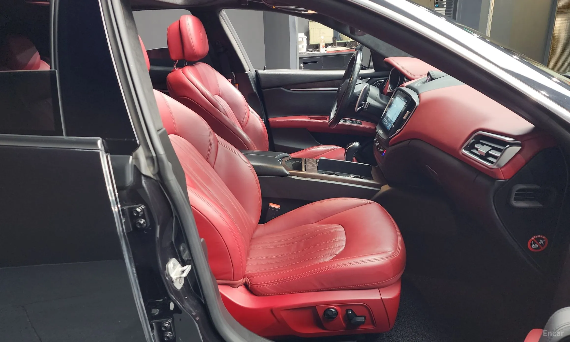 Maserati Ghibli превью 11