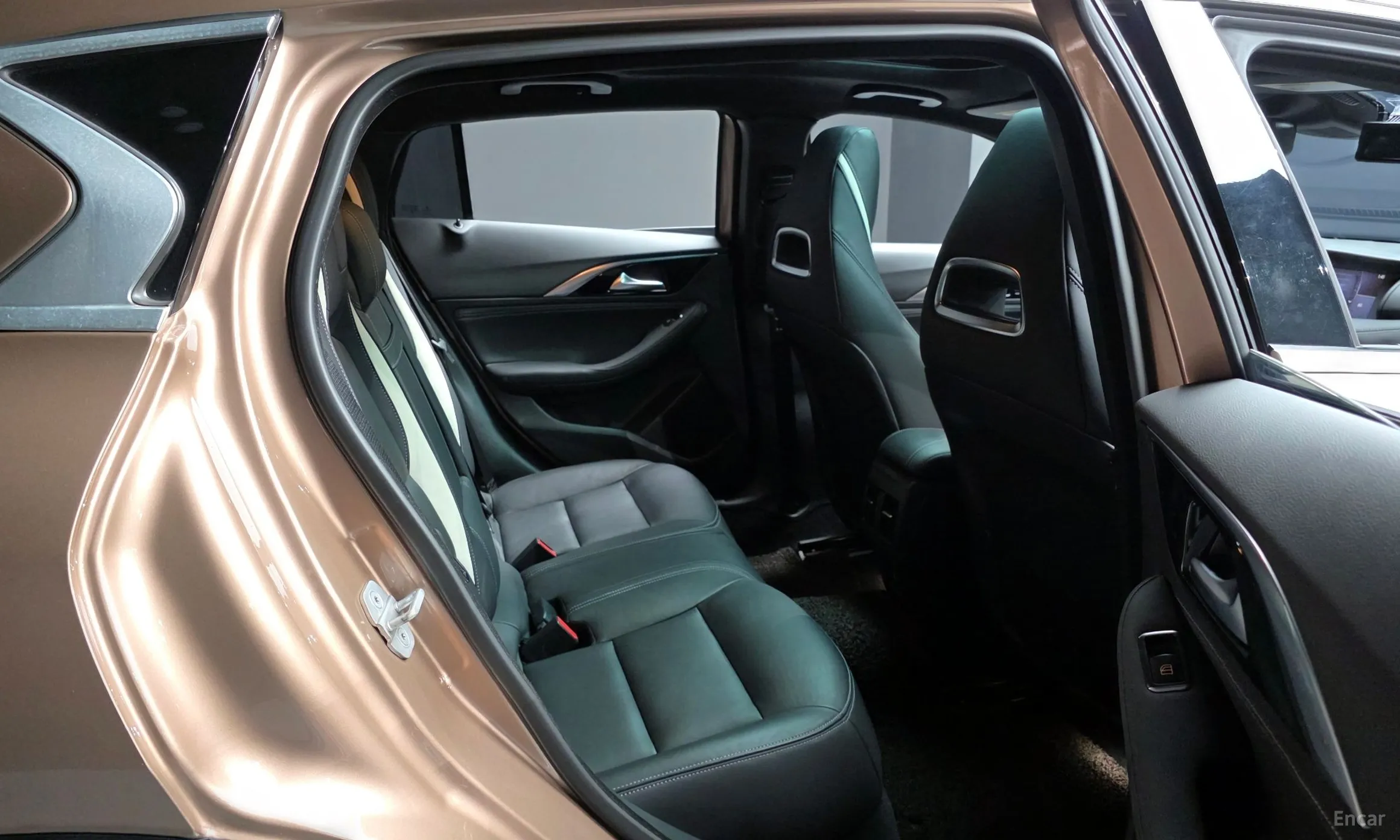 Infiniti Q30 превью 12