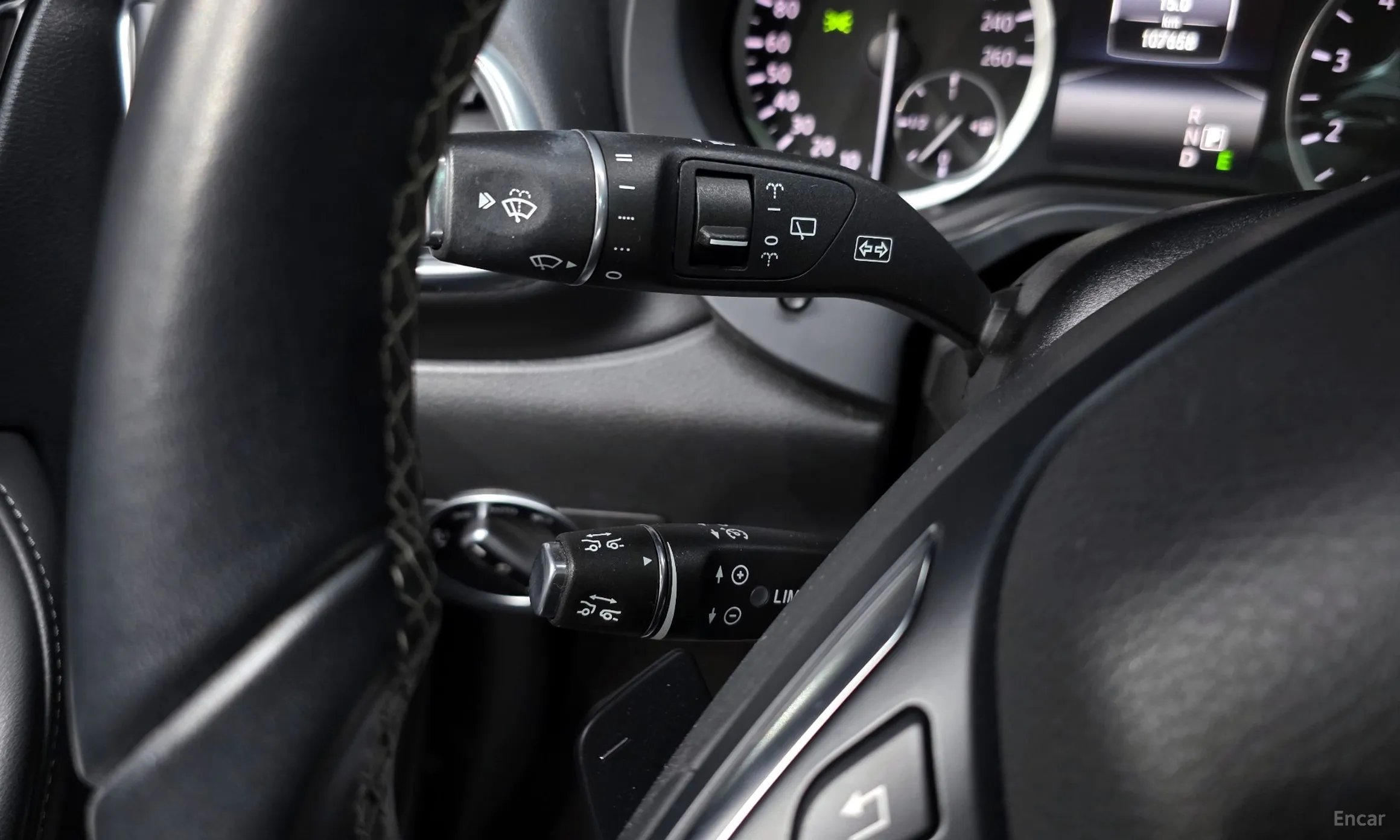 Infiniti Q30 превью 17