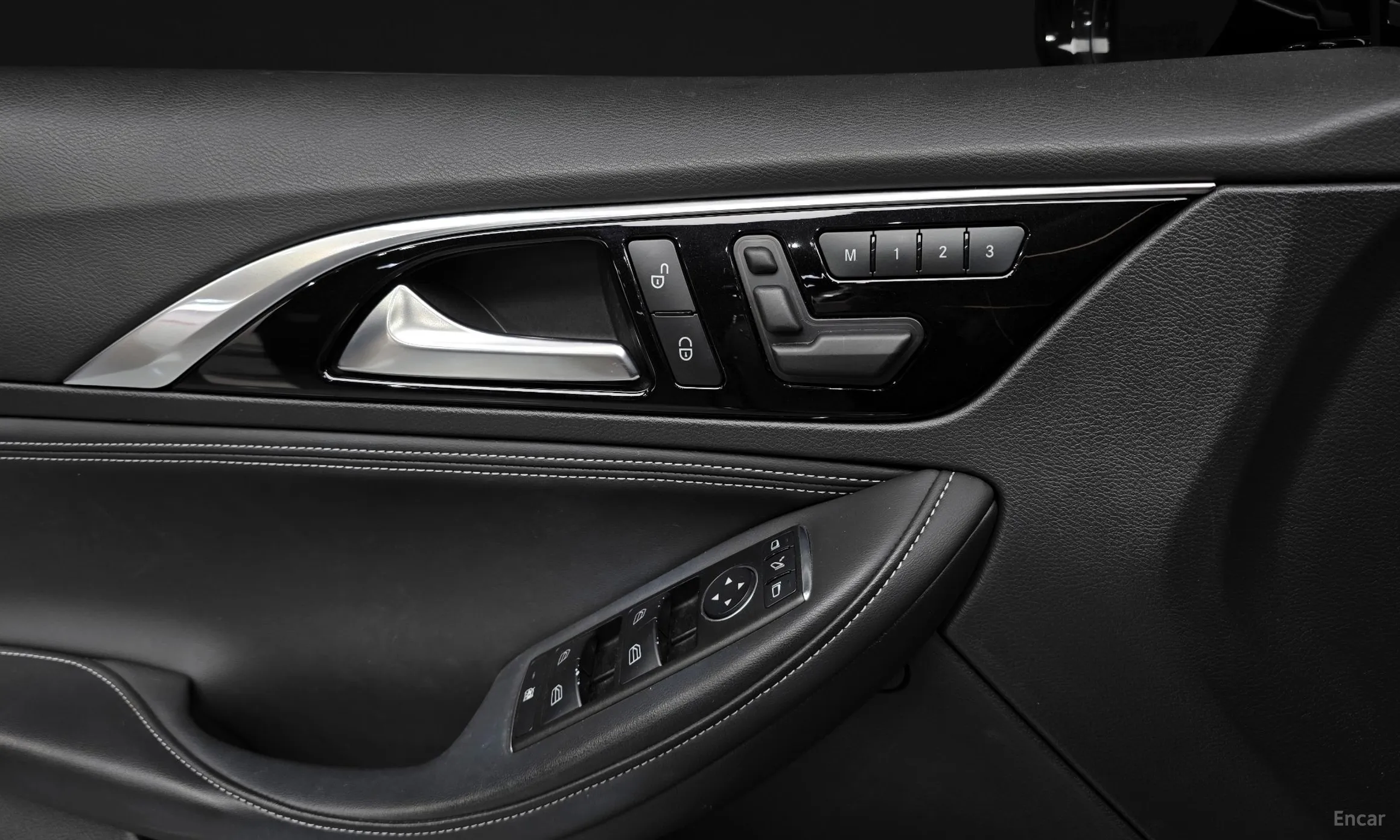 Infiniti Q30 превью 18