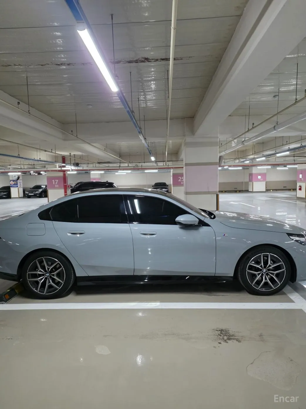 BMW 5 Series (G60) превью 5