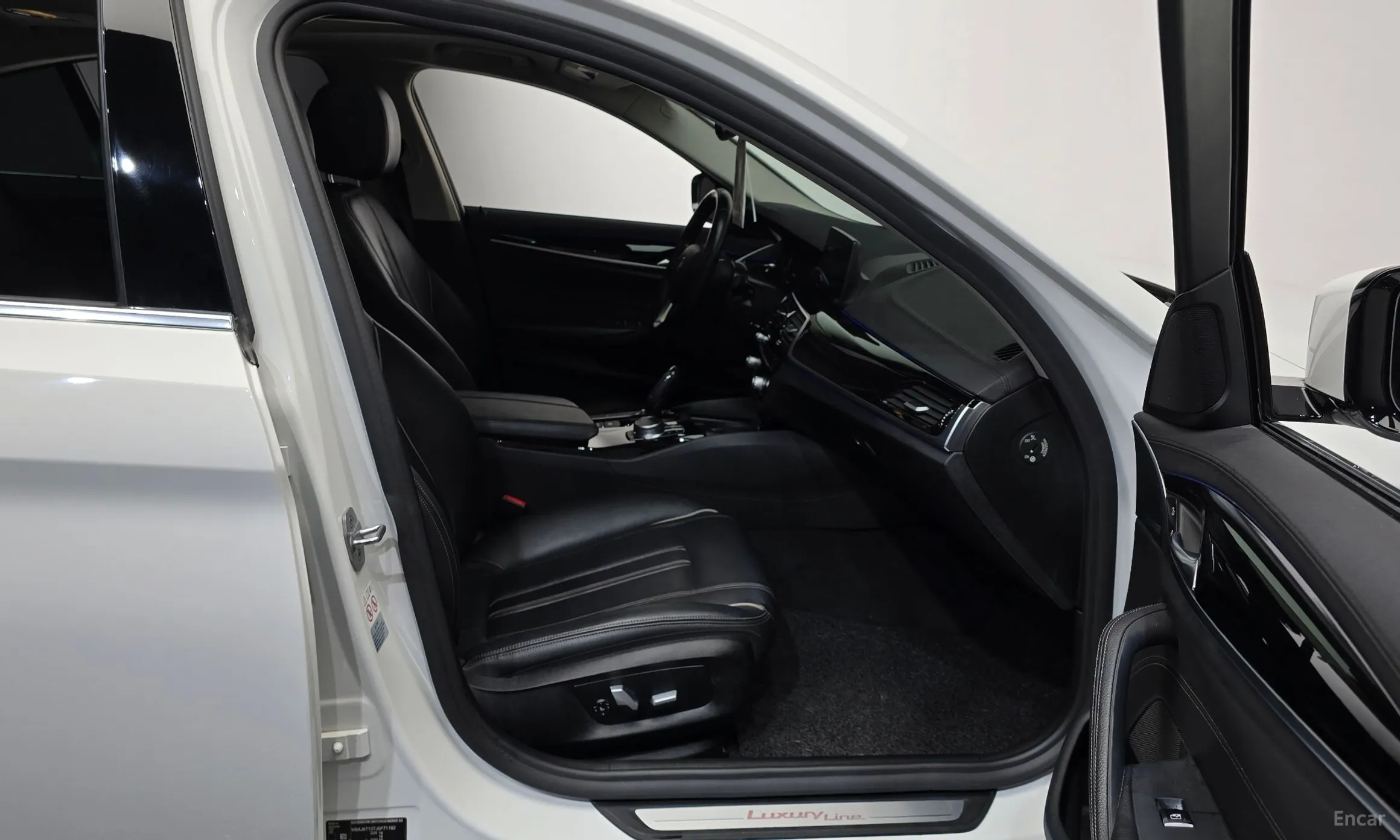 BMW 5 Series (G30) превью 11
