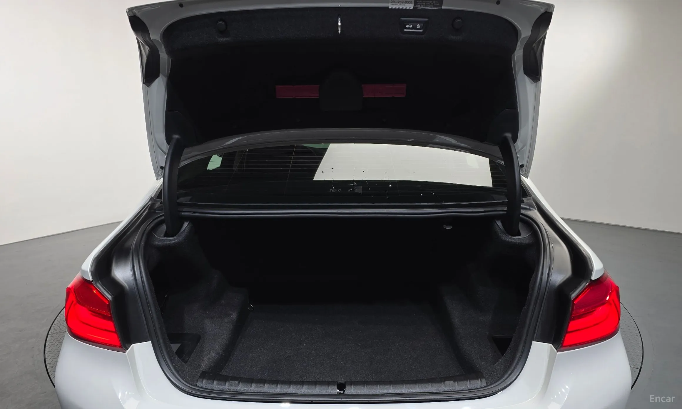 BMW 5 Series (G30) превью 20