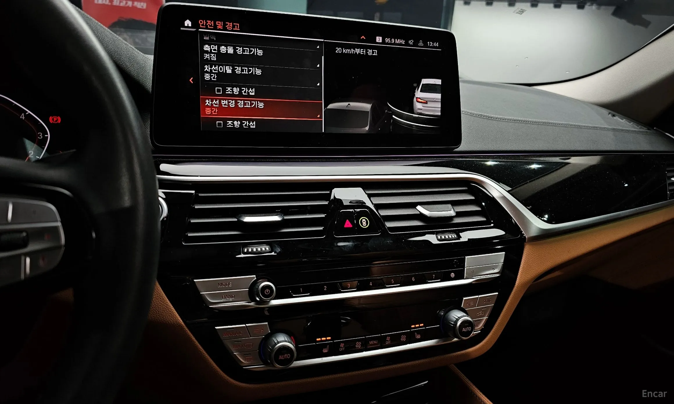 BMW 5 Series (G30) превью 14
