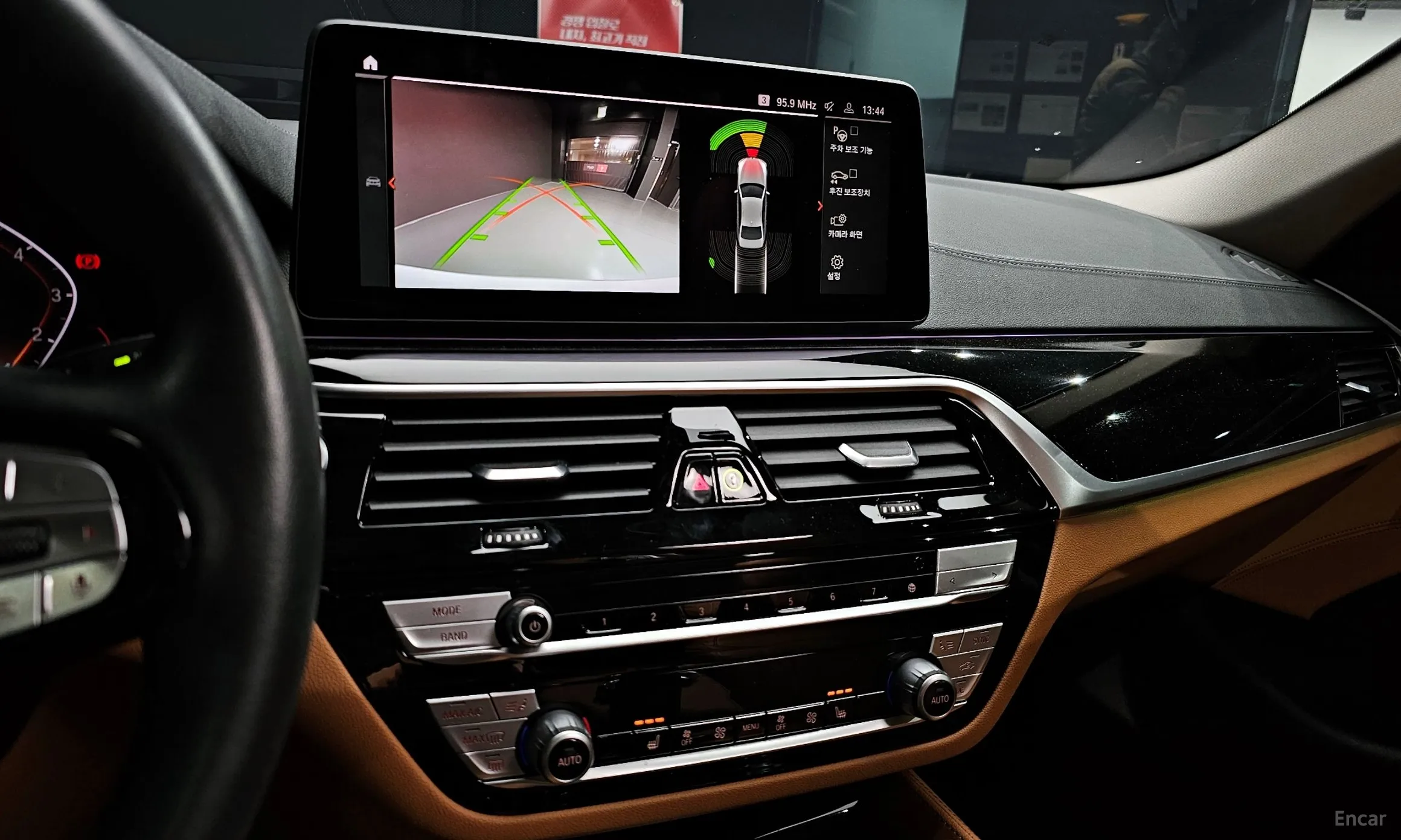 BMW 5 Series (G30) превью 15