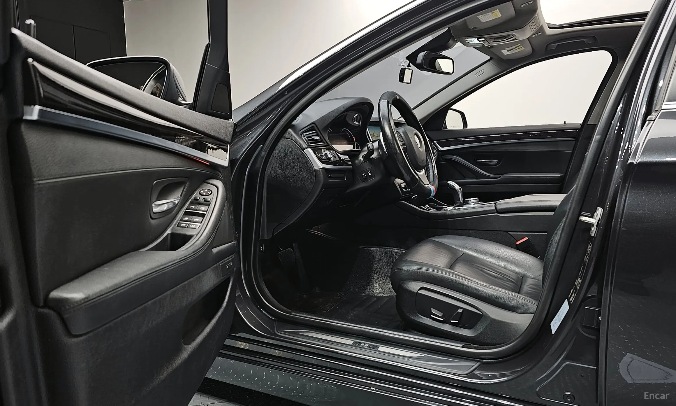 BMW 5 Series (F10) превью 10