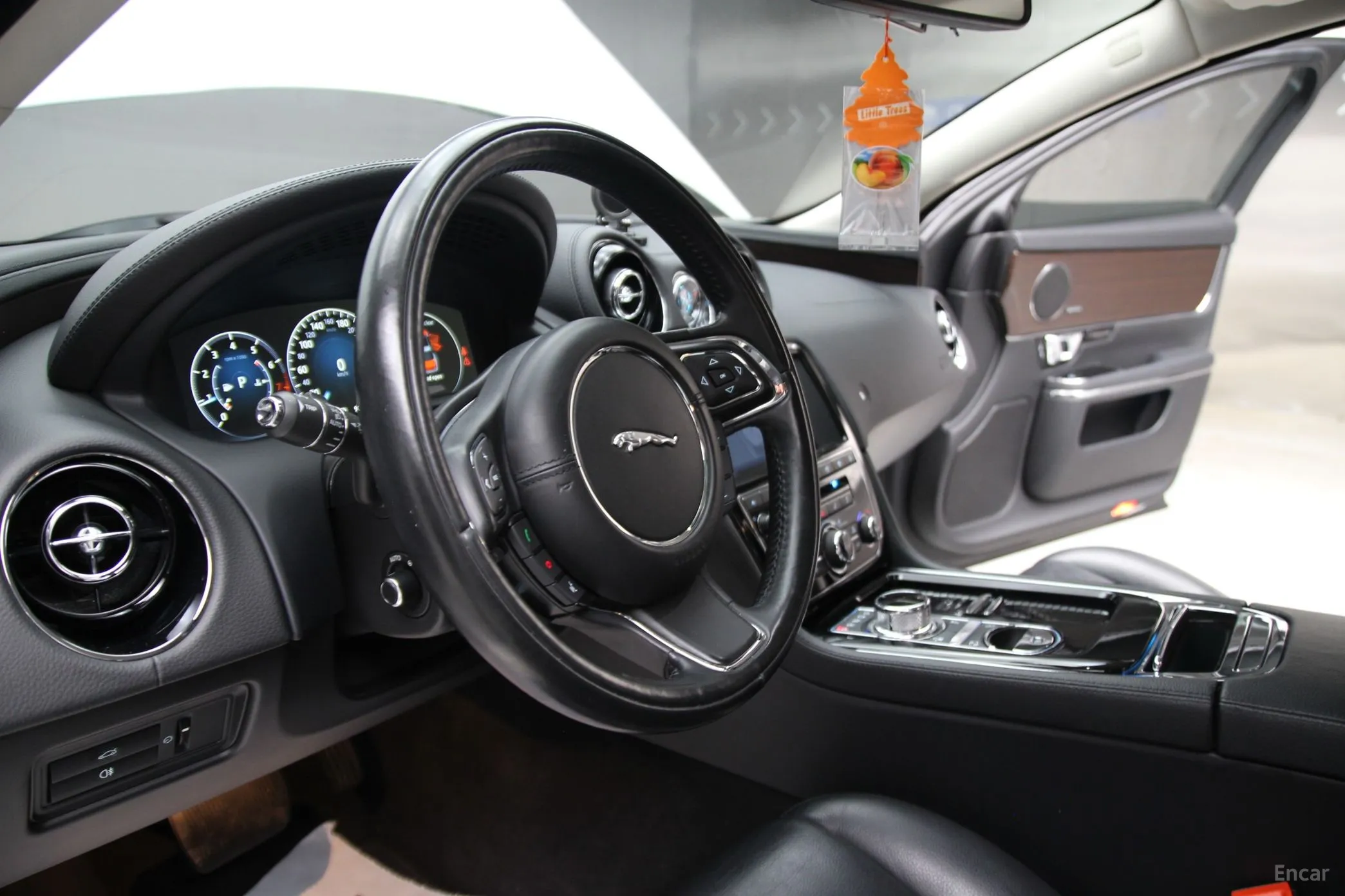 Jaguar All New XJ превью 11