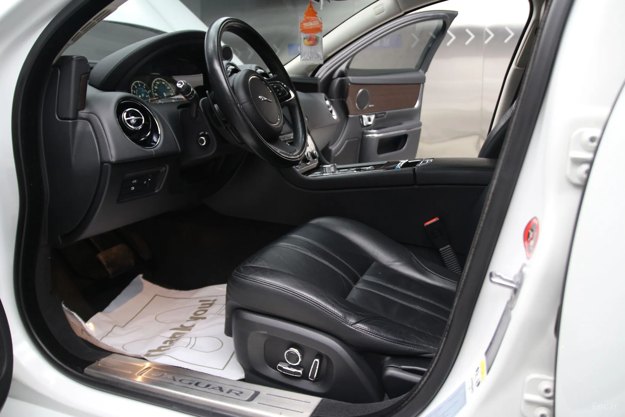 Jaguar All New XJ превью 12