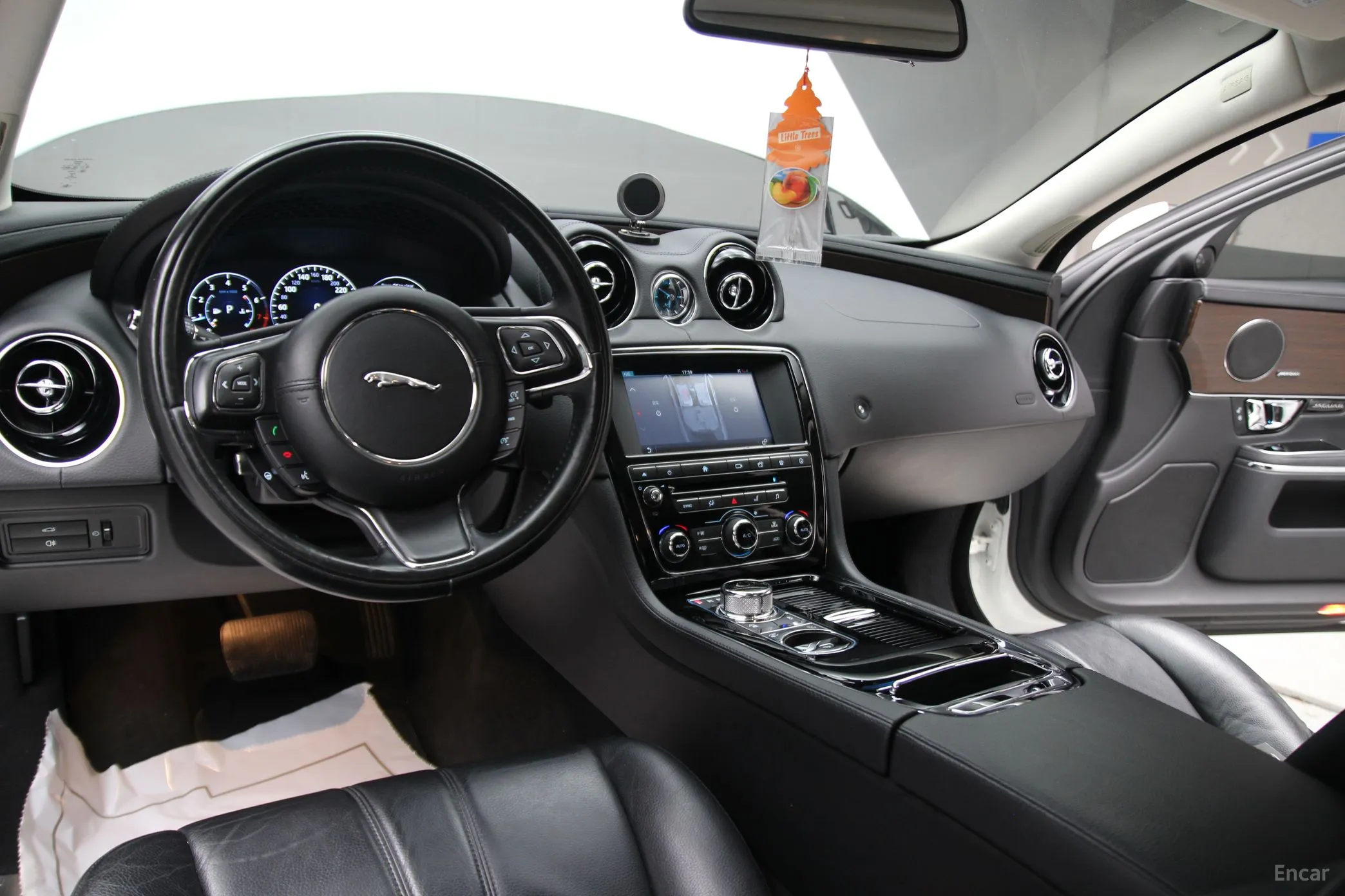 Jaguar All New XJ превью 13