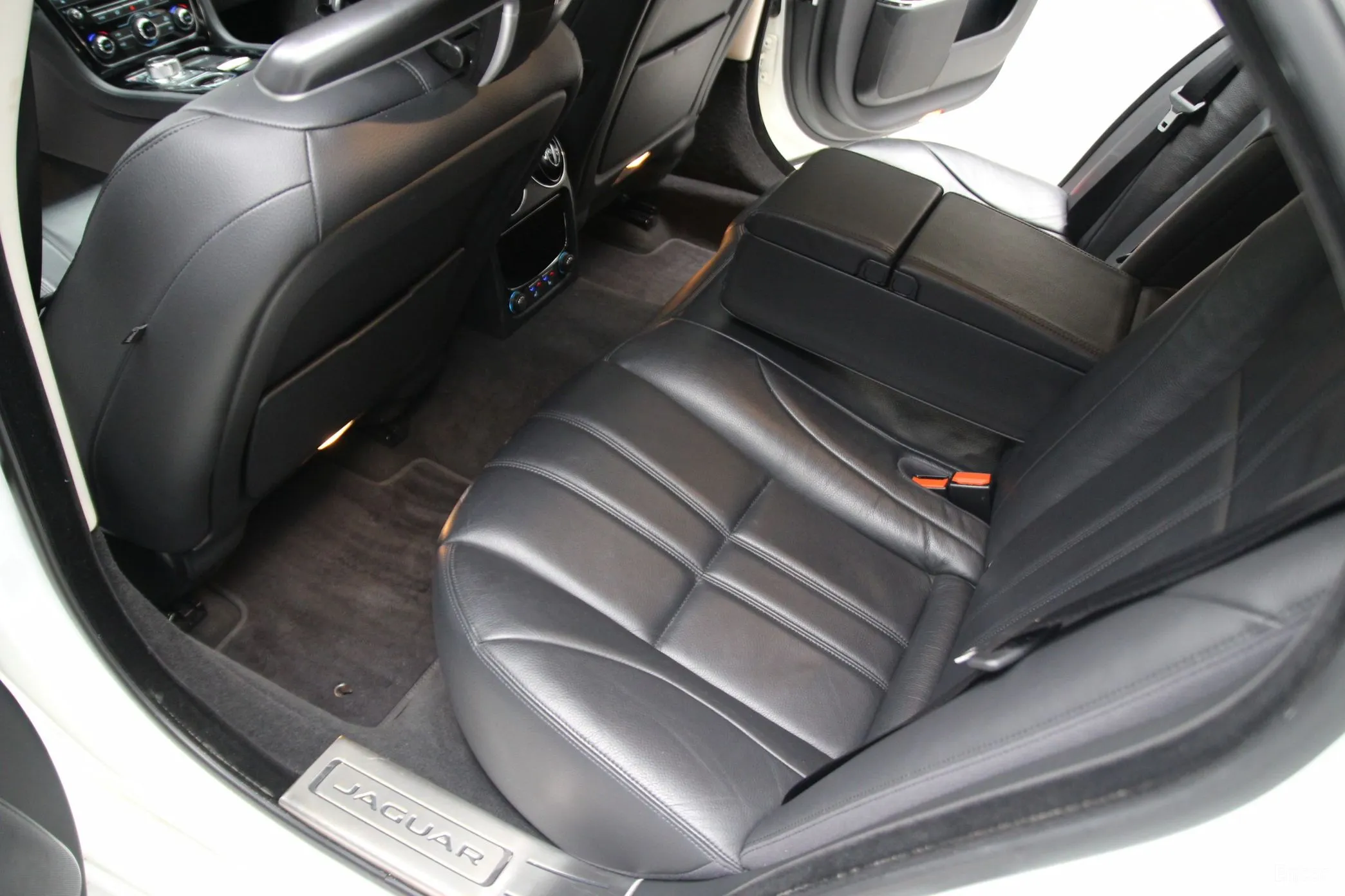 Jaguar All New XJ превью 15